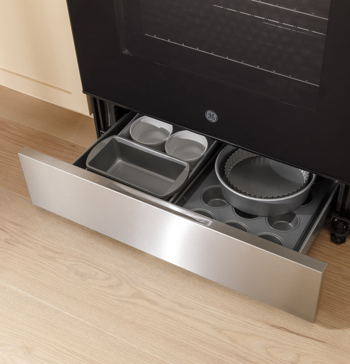 Edgestar *GRF400SVWW   30-in Glass Top 4 Burners 5.3-cu ft Steam Cleaning Freestanding Electric Range (White)