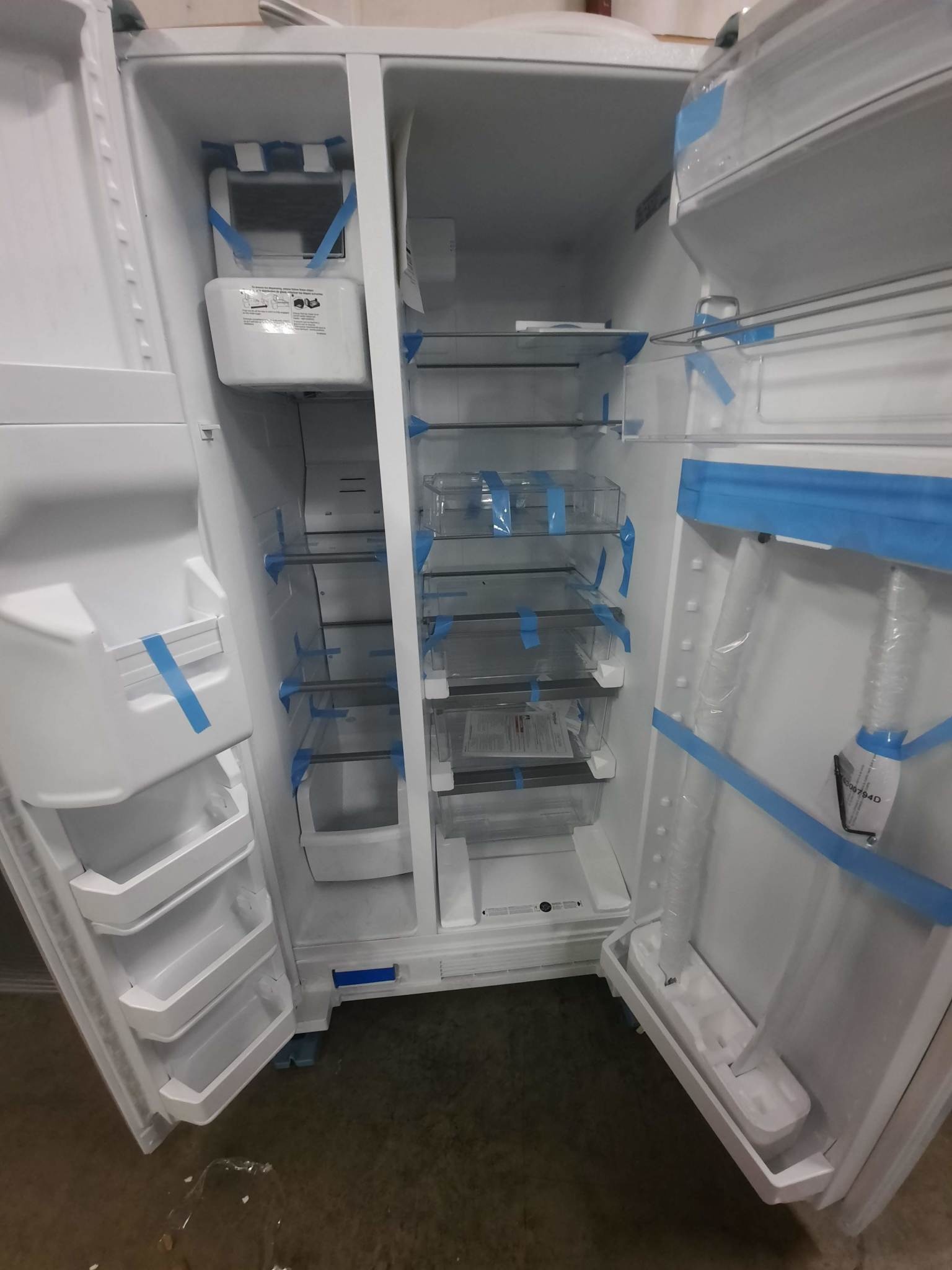 Whirlpool *WRS321SDHW  33in  21.4-cu ft Side-by-Side Refrigerator with Ice Maker (White)