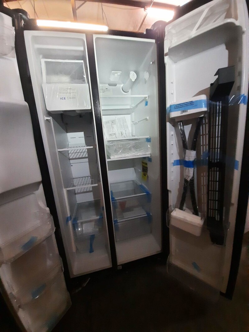 Frigidaire *FRSS2323AB  22.3-cu ft 33" Side-by-Side Refrigerator with Ice Maker (Black)