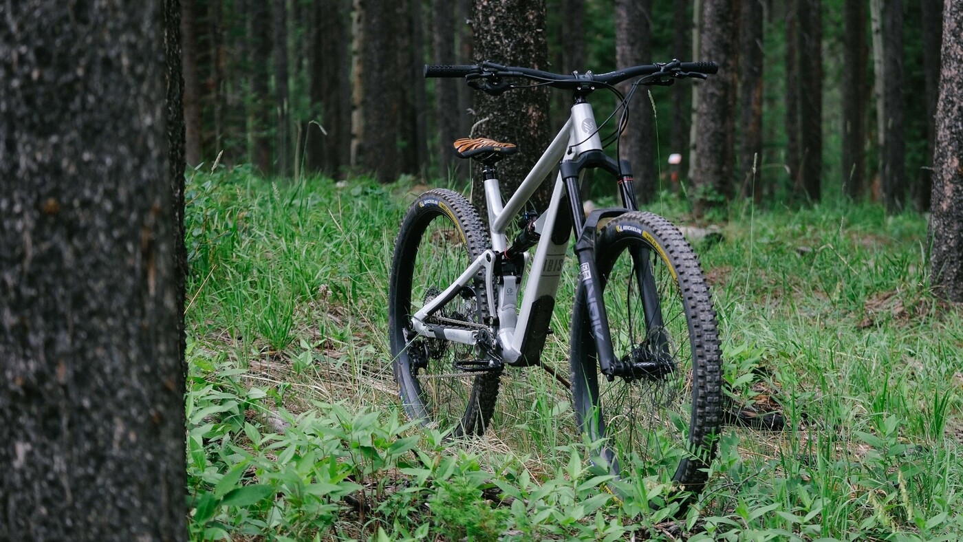 Keep Calm and Metal On: The New Ibis Ripmo AF Is Here to Prove That Alloy Still Rocks