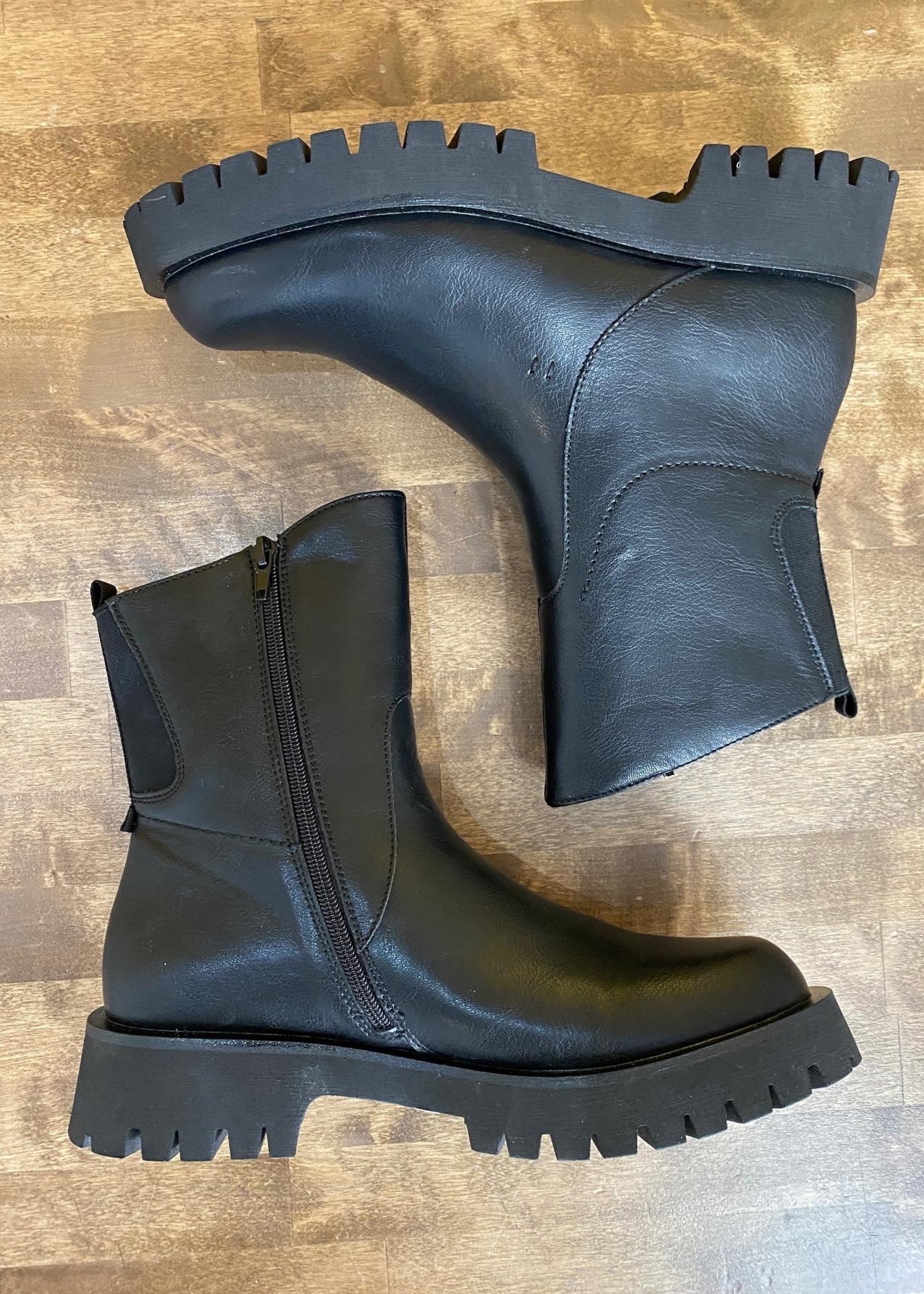 NWT ISOMEI Boots 9.5