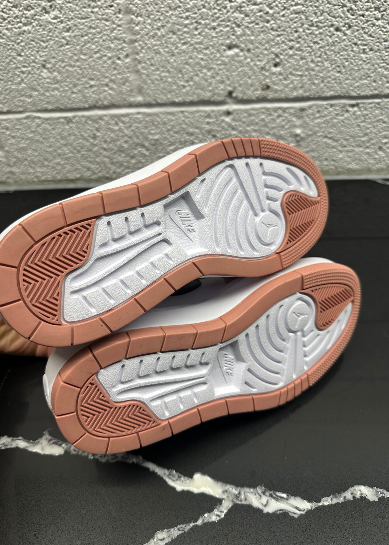 Jordan 1 Elevate High Red Stardust Fem 6