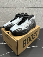 Yeezy 700 MNVN Metallic Masc 7.5