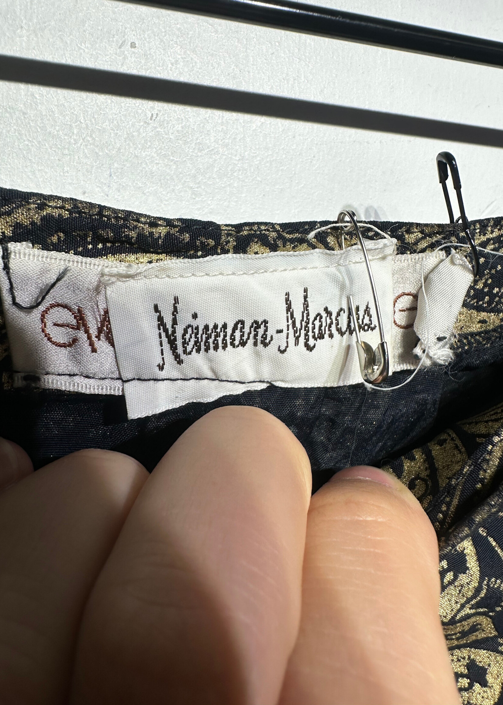 Neiman Marcus Gold Black Flowy Shorts  29