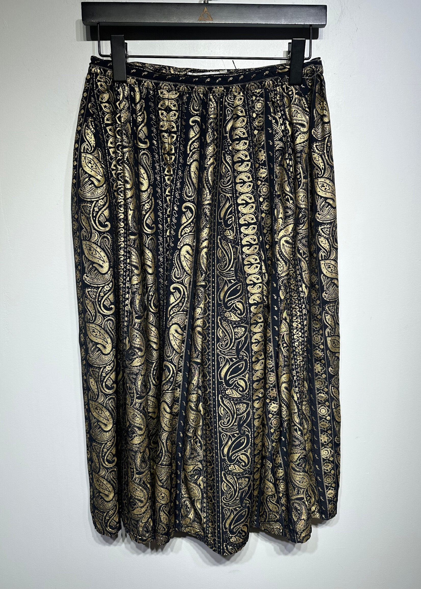 Neiman Marcus Gold Black Flowy Shorts  29