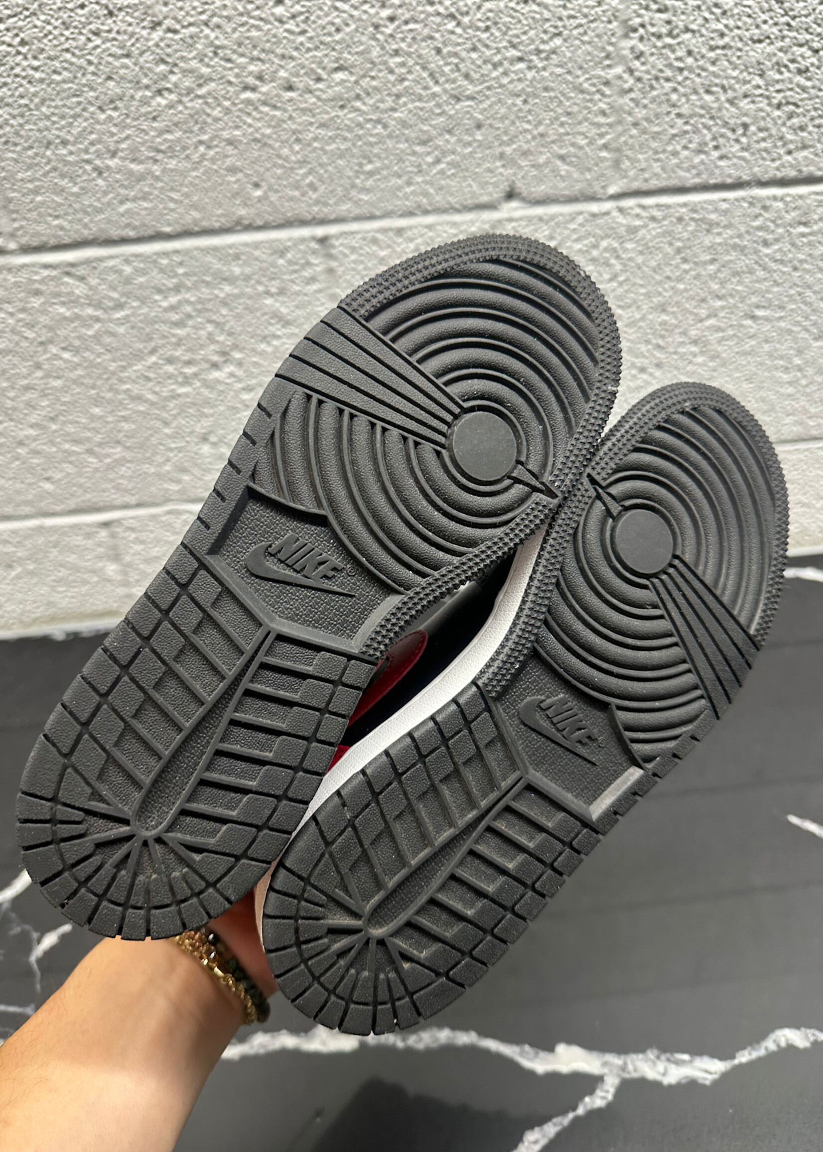 Jordan 1 Bred Low Fem 6