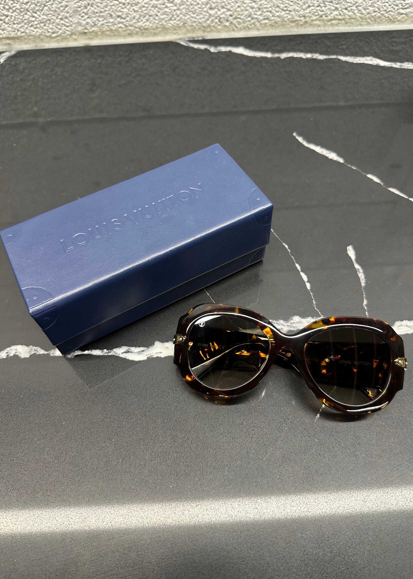 Louis Vuitton Z1133E Sunglasses WITH CASE