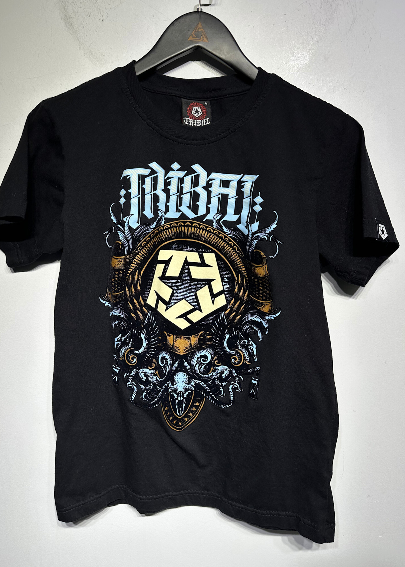 Tribal Felt Crest Black Tee S