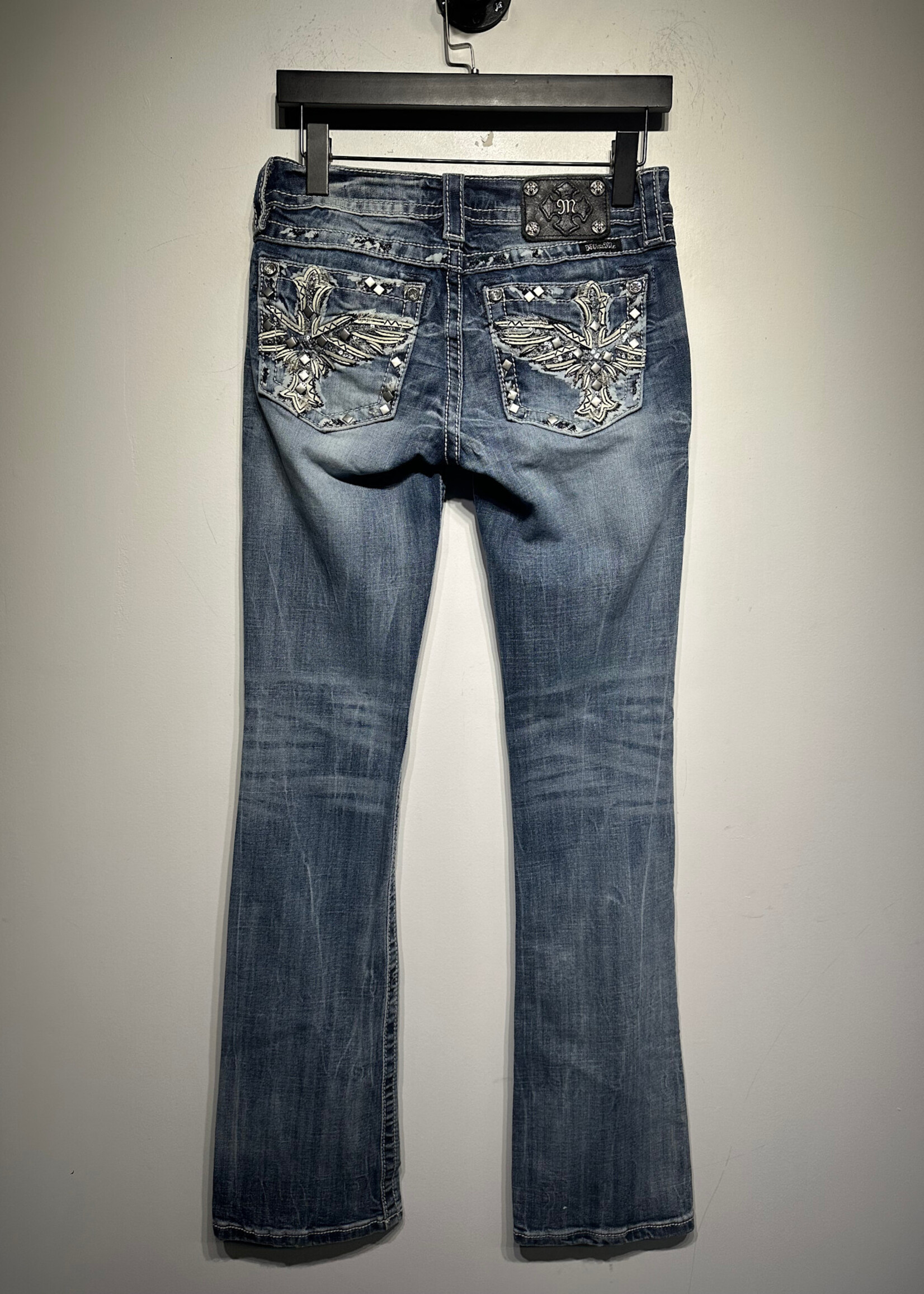 Miss Me Med Wash Slim Boot Wing Pocket Jeans Fem 26