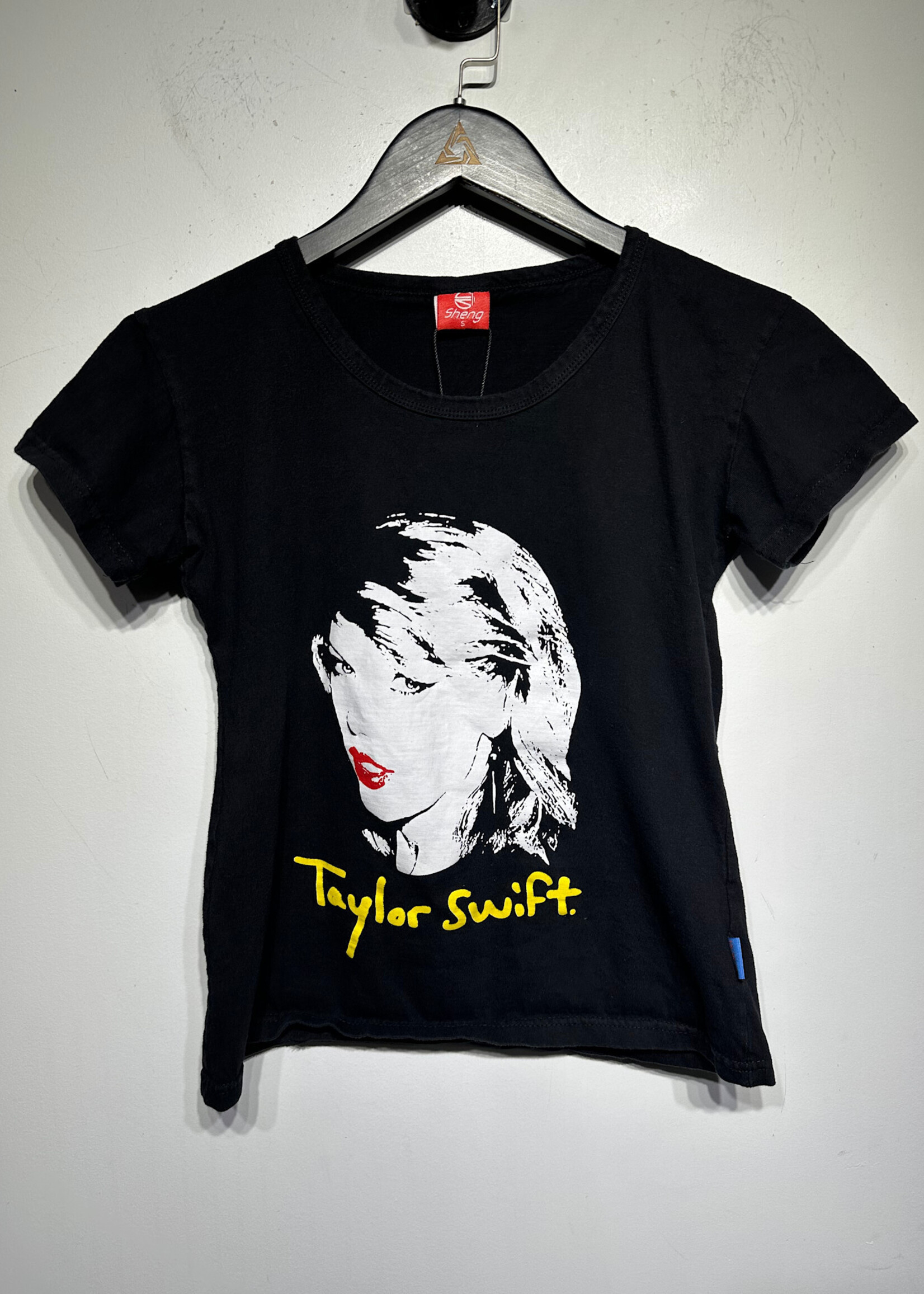 Taylor Swift Black White Fitted Tee Fem S