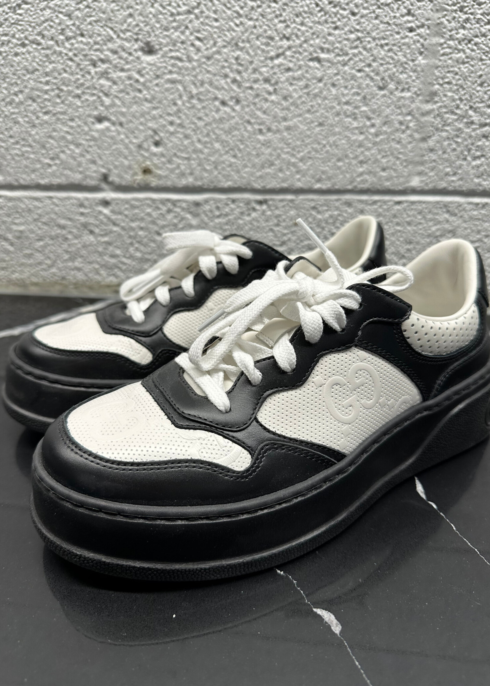 Gucci GG Embossed Leather Sneakers (Retail: $1010) Fem 8