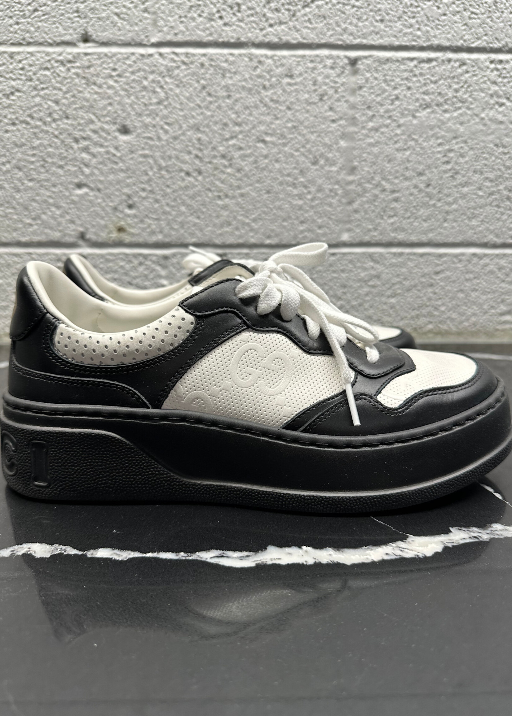 Gucci GG Embossed Leather Sneakers (Retail: $1010) Fem 8