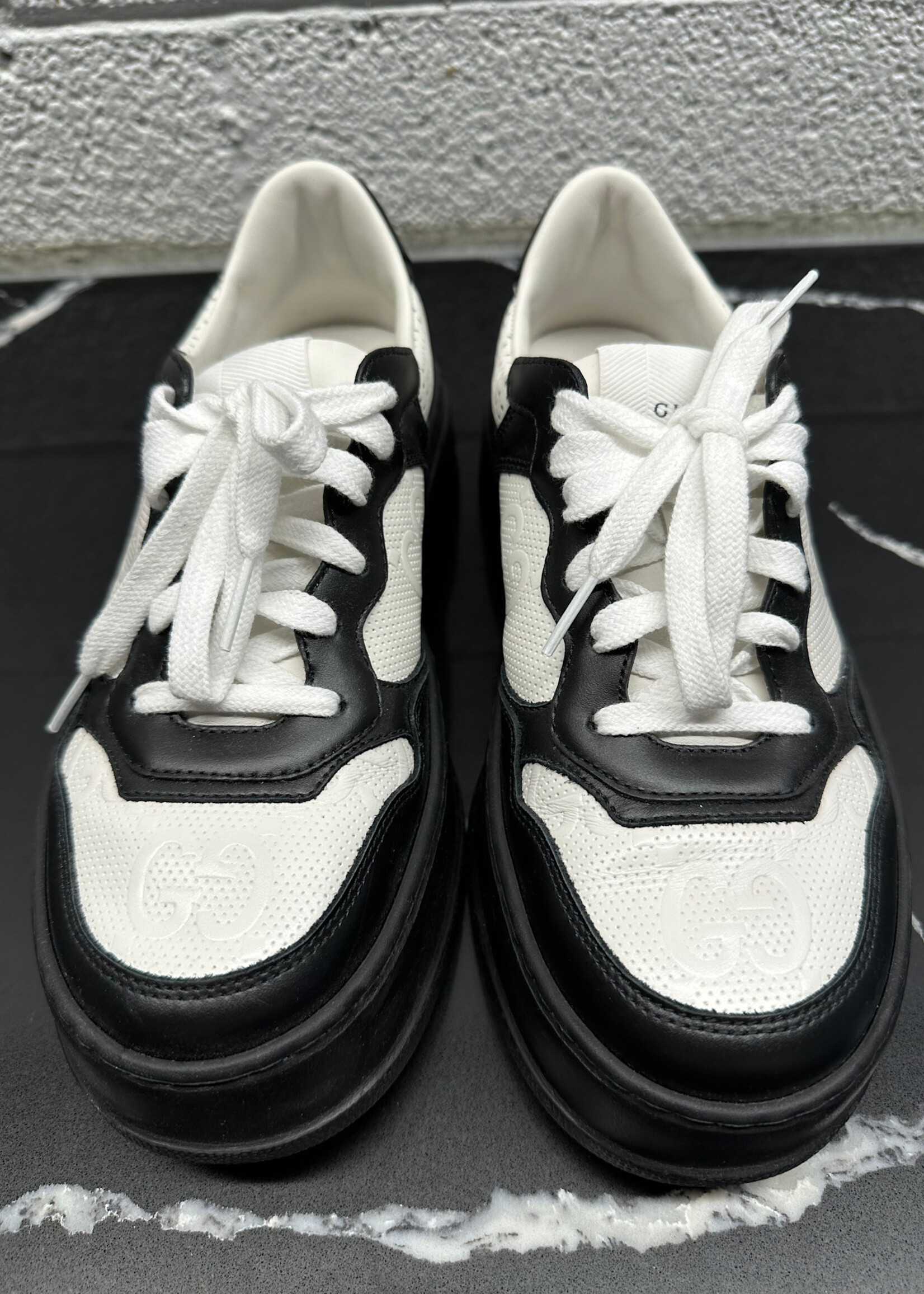 Gucci GG Embossed Leather Sneakers (Retail: $1010) Fem 8