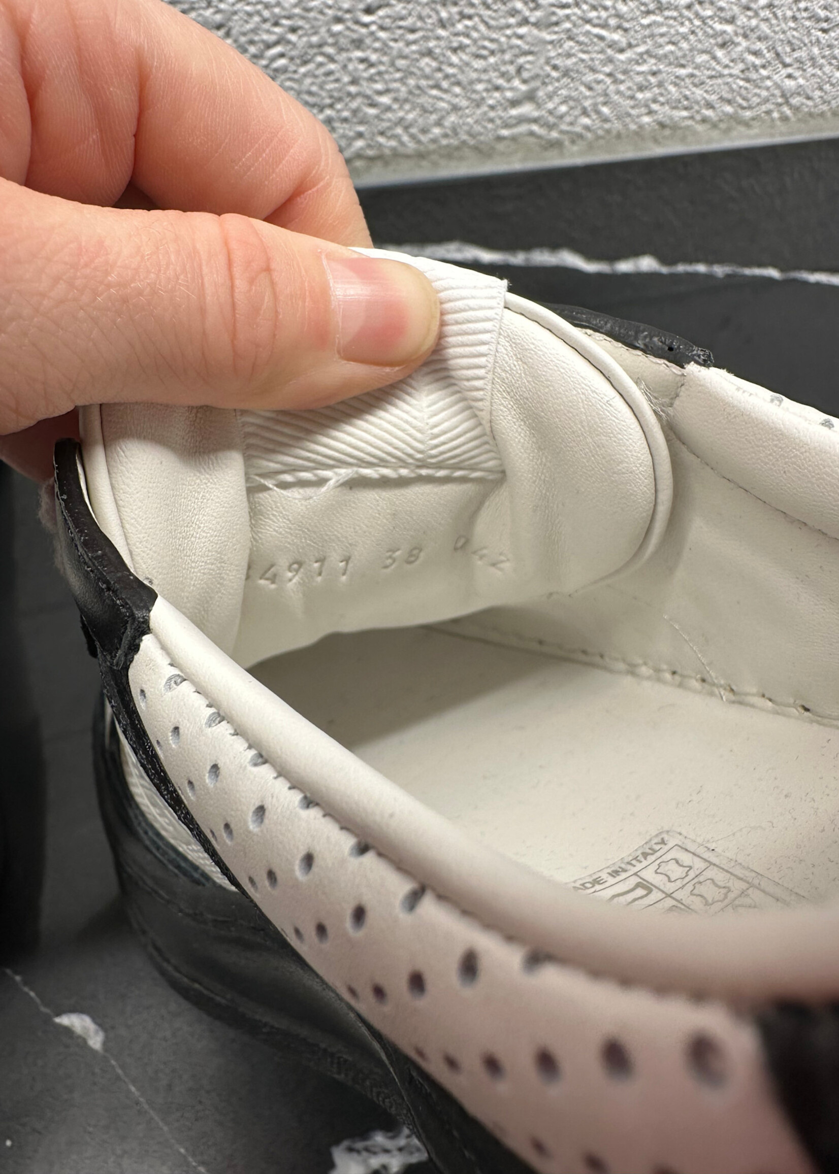 Gucci GG Embossed Leather Sneakers (Retail: $1010) Fem 8