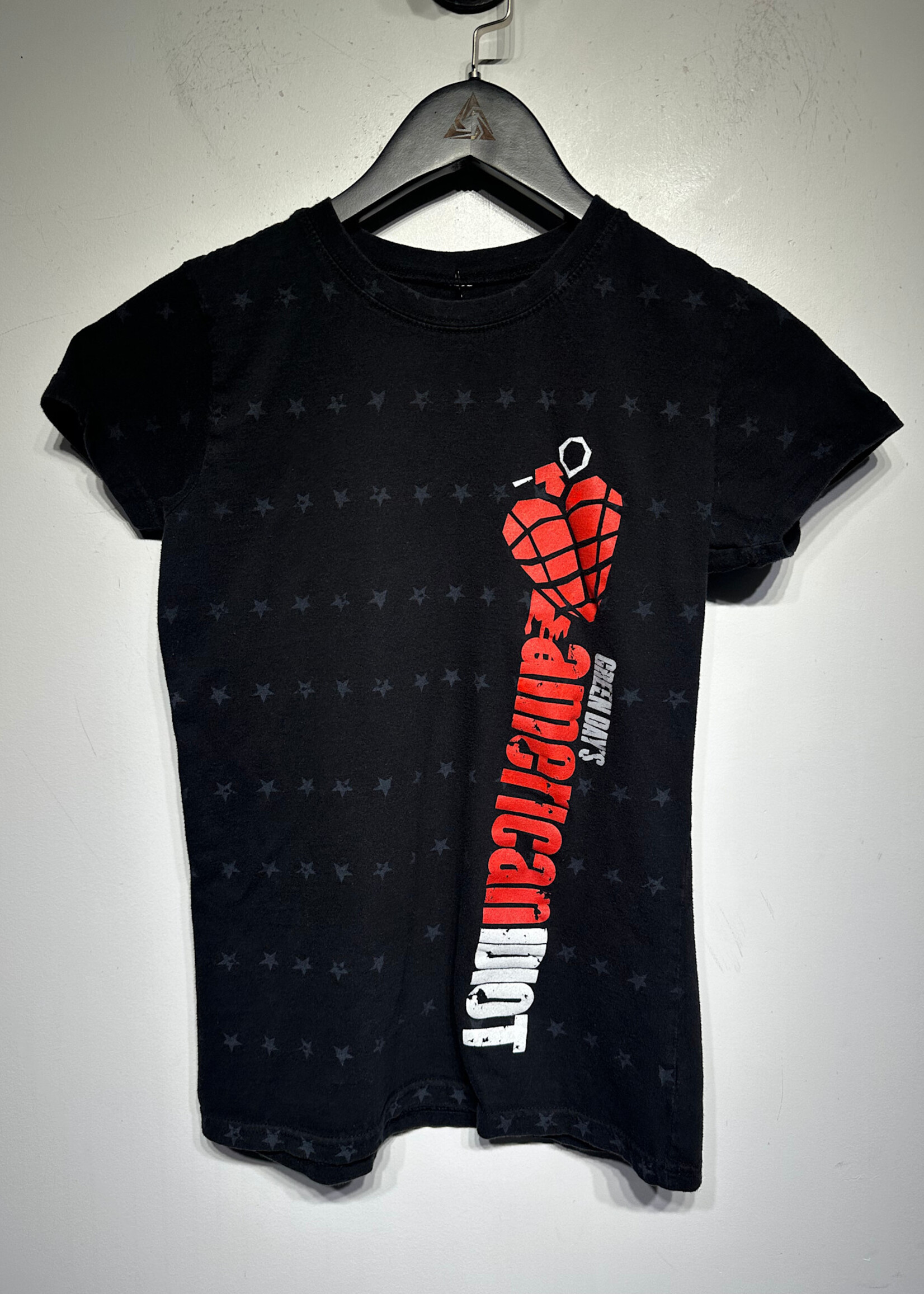 Green Day American Idiot Fitted Tee Fem M