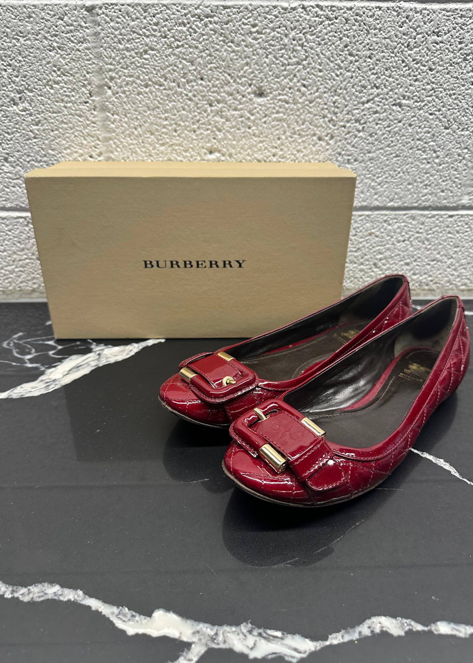 Burberry Red Gold Buckle Ballet Flats Fem 9.5