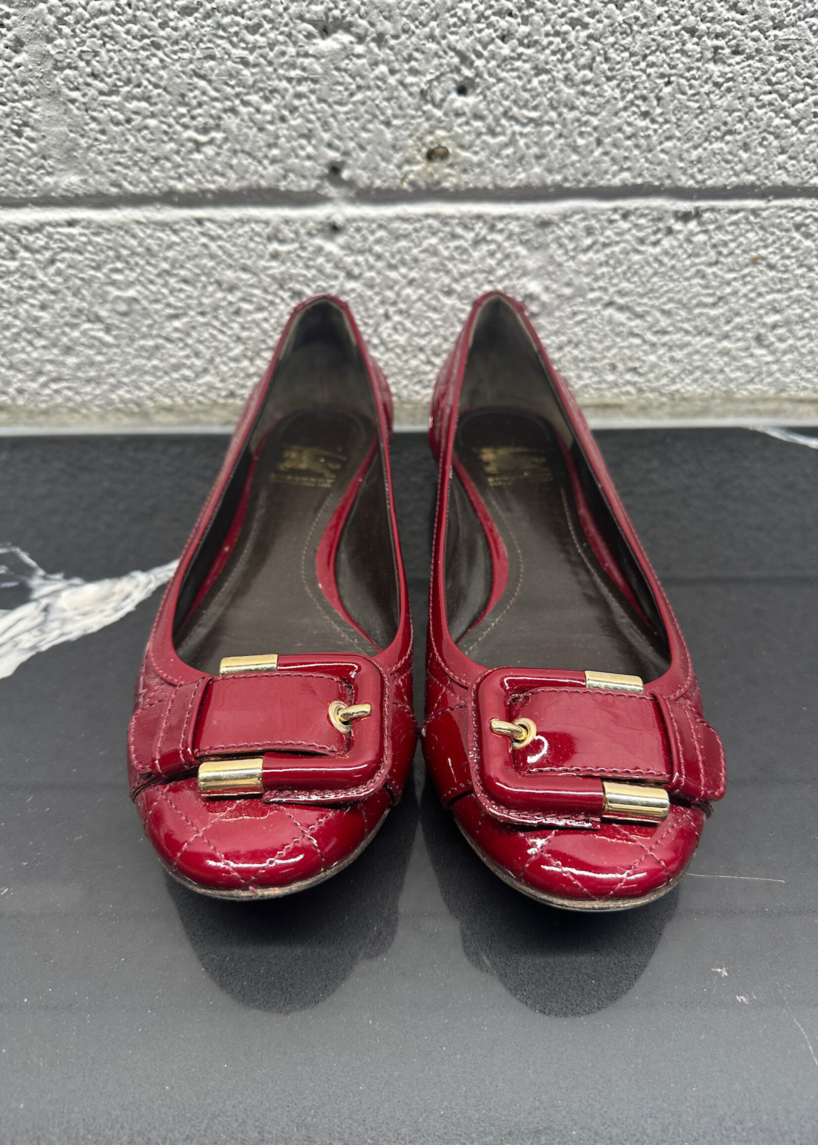 Burberry Red Gold Buckle Ballet Flats Fem 9.5