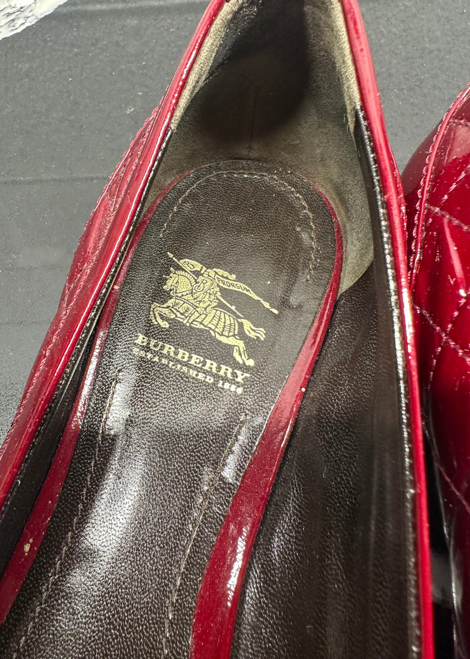 Burberry Red Gold Buckle Ballet Flats Fem 9.5