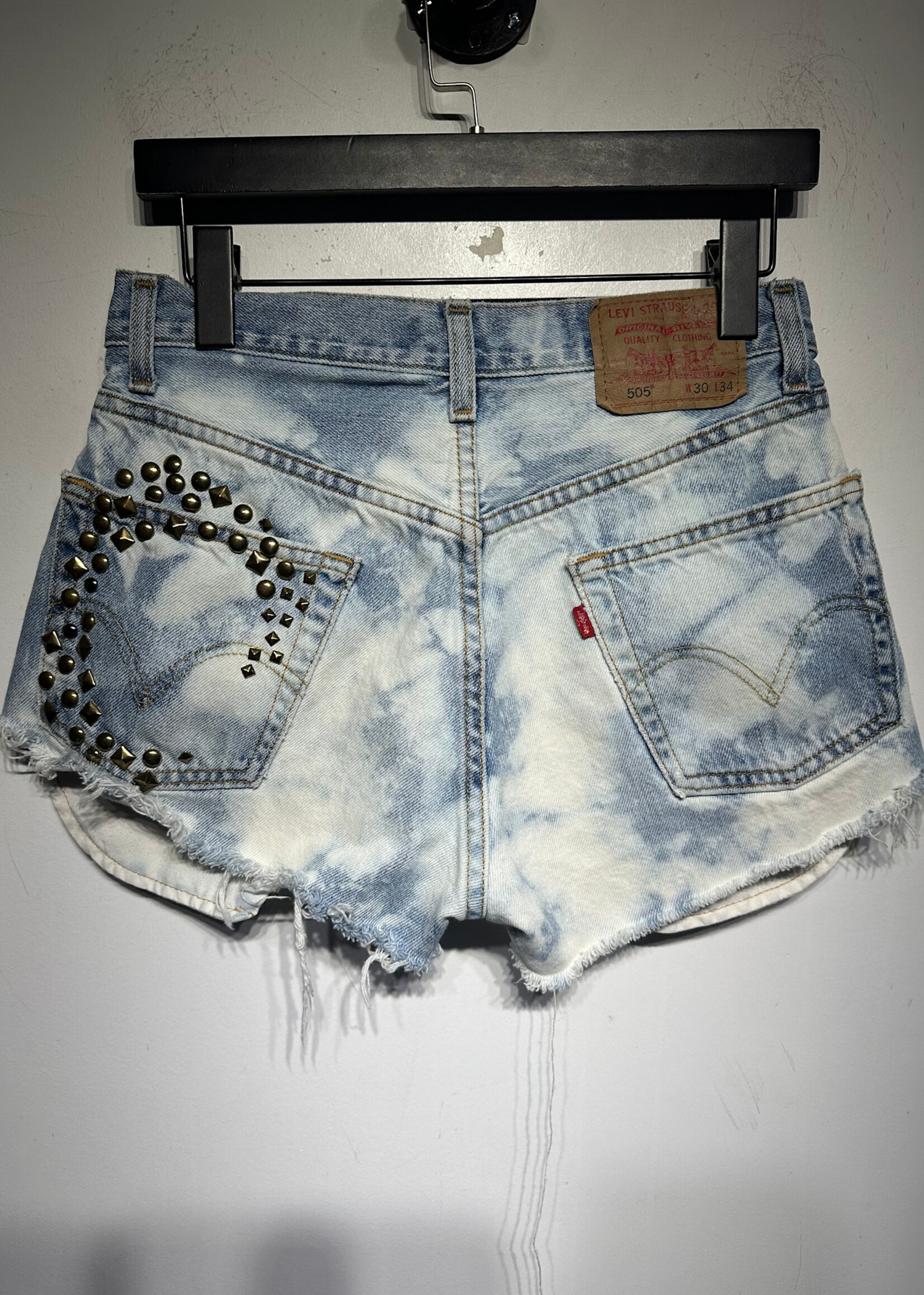 LEVI'S ACID WASH STUDDED SHORTS 28
