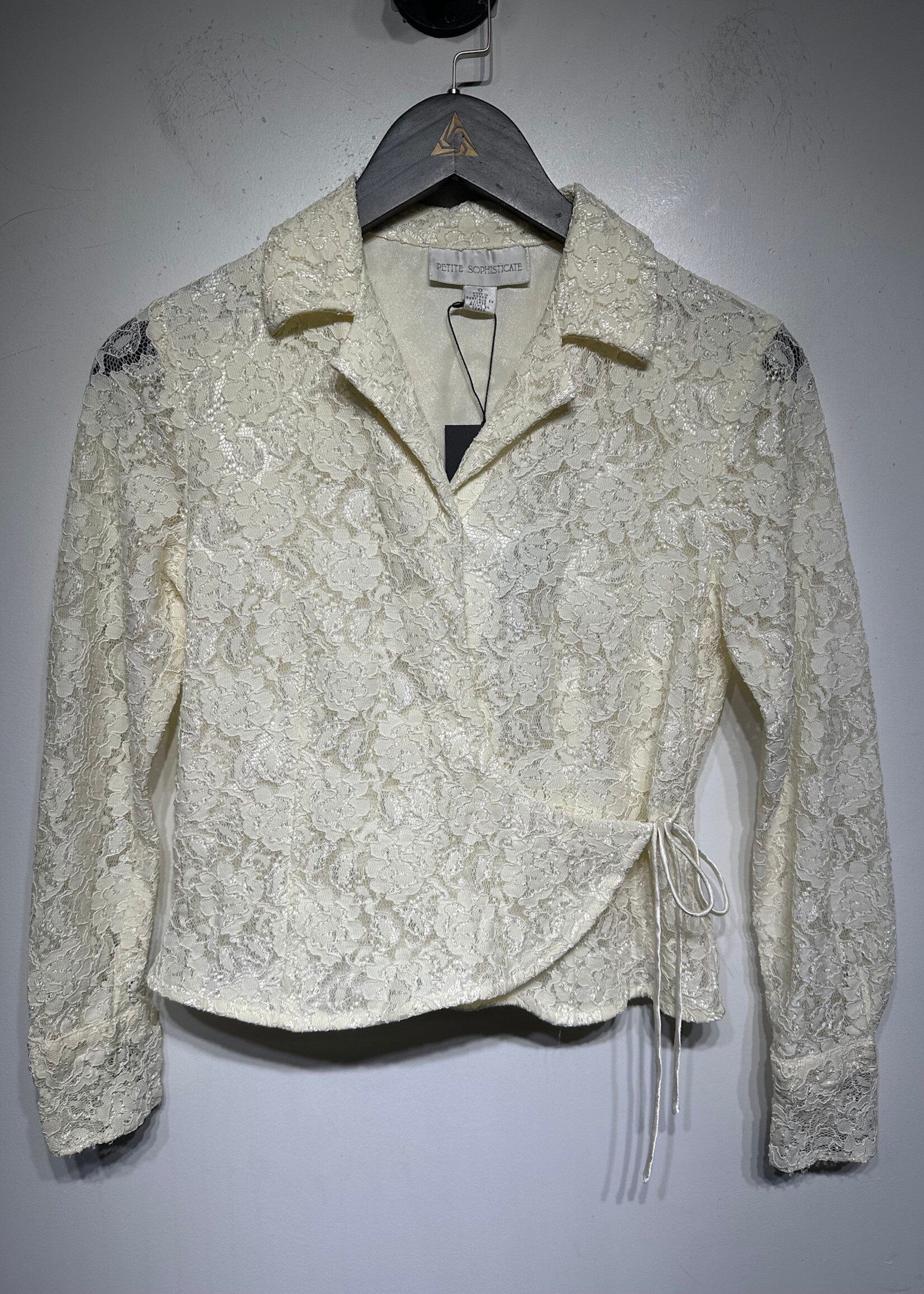 Petite Sophisticate Lace Front Tie Top Fem XS