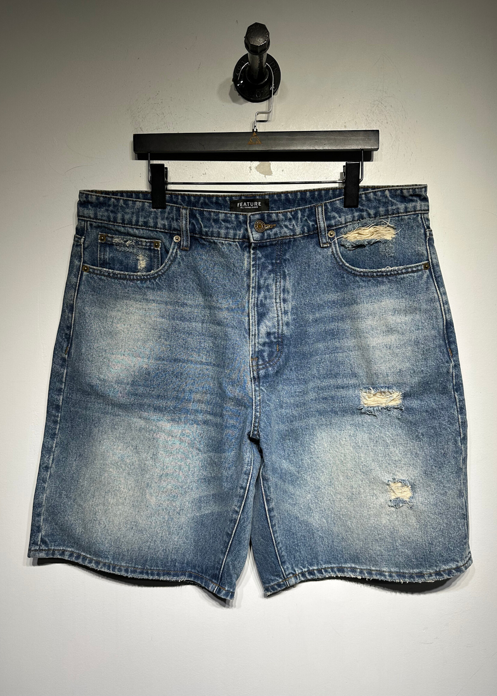 Feature Light Wash Ripped Shorts 36 Masc