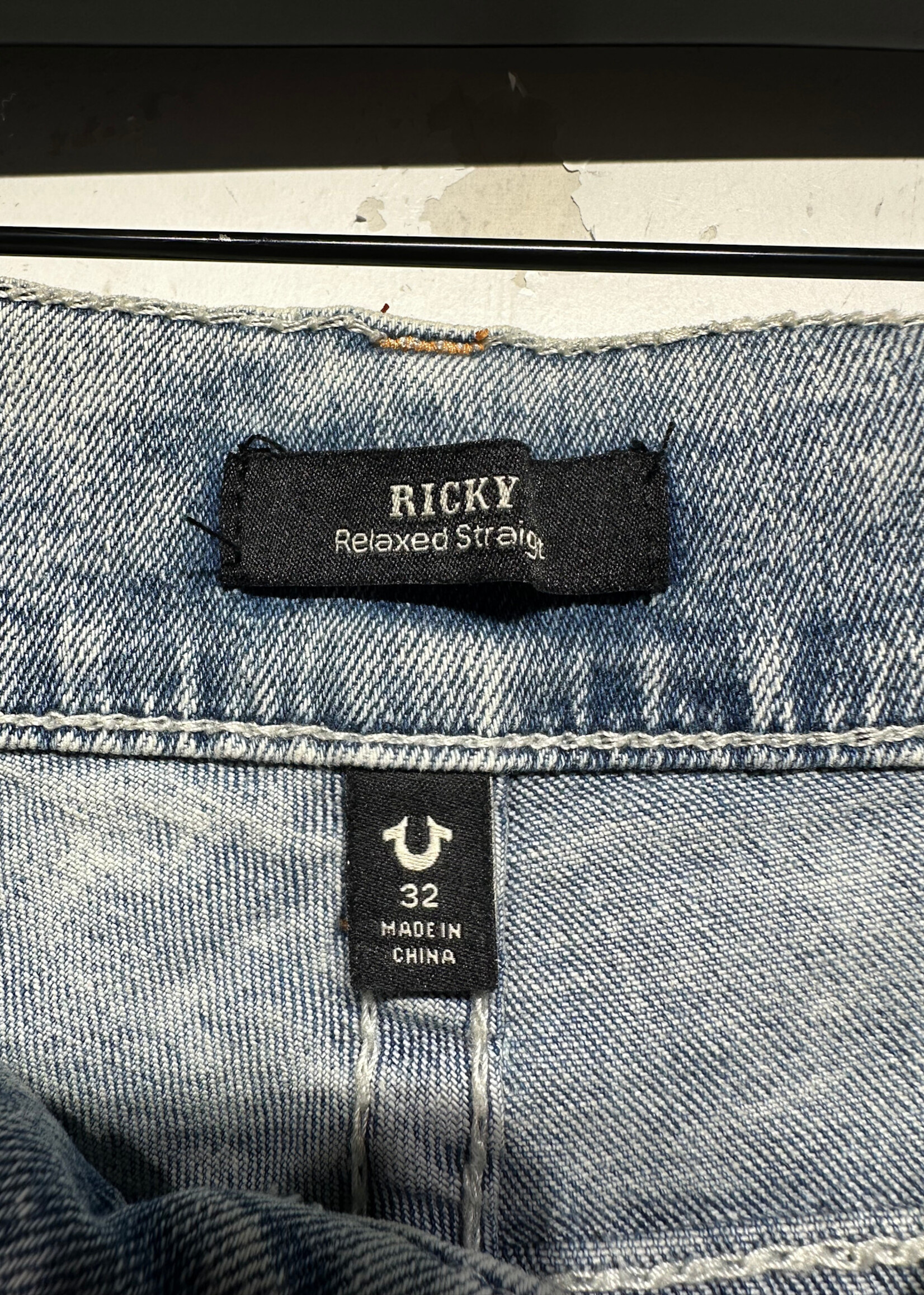 True Religion Ricky Big T Relax Straight Masc 32