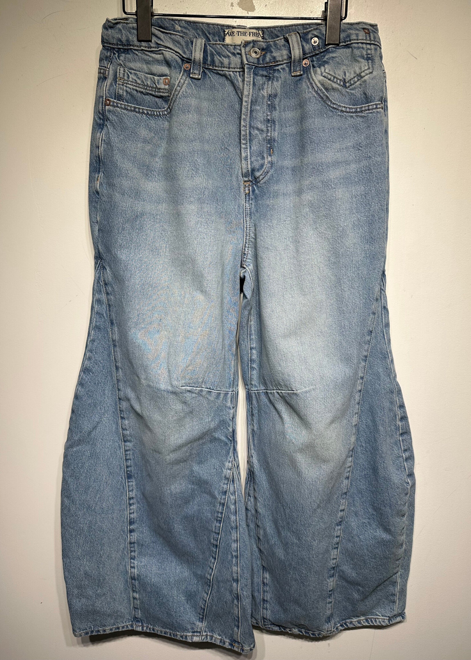 We The Free Barrell Leg Flared Lightwash Jeans 29