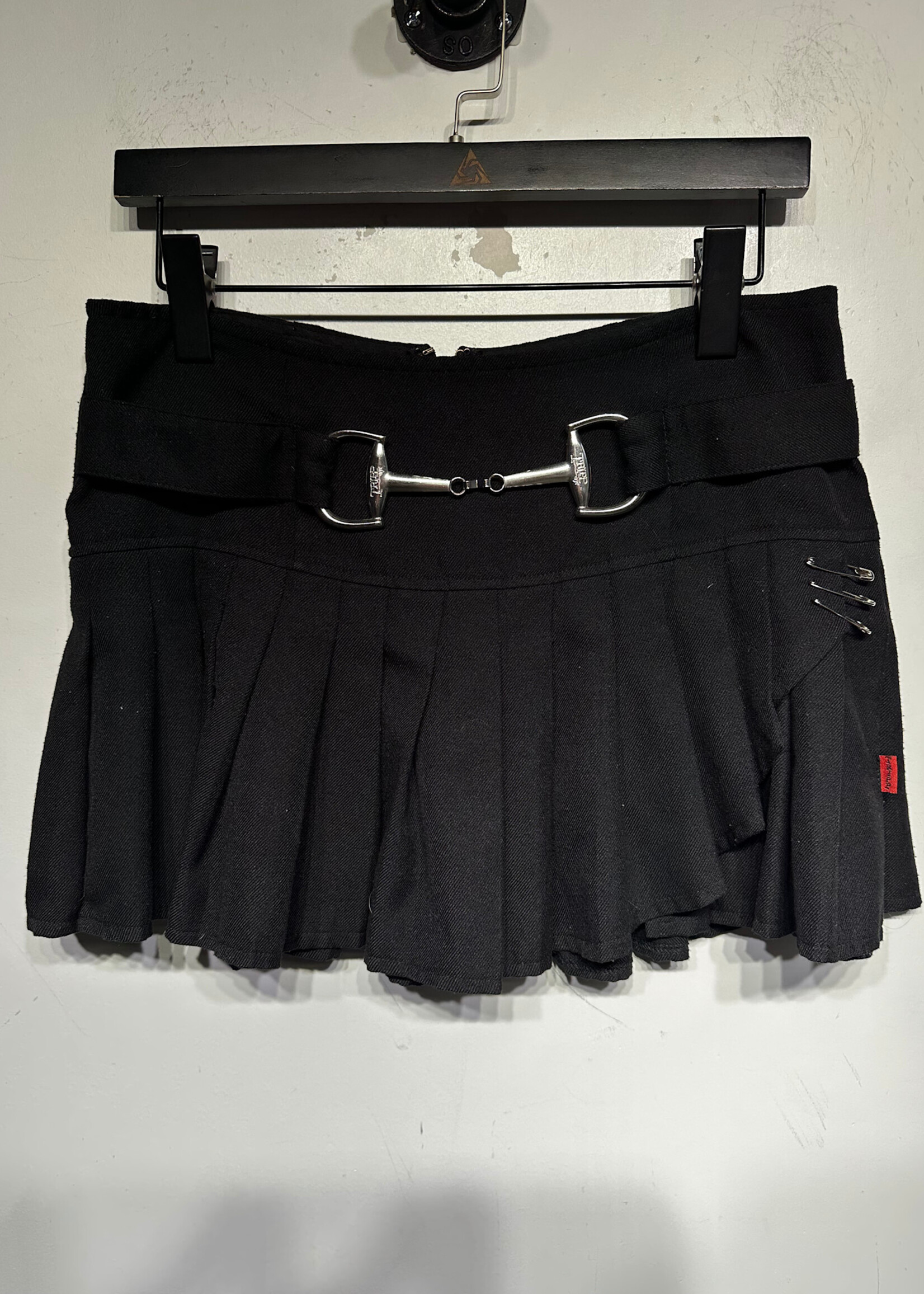 Tripp NYC Black Silver Clasp Skirt Fem 28"