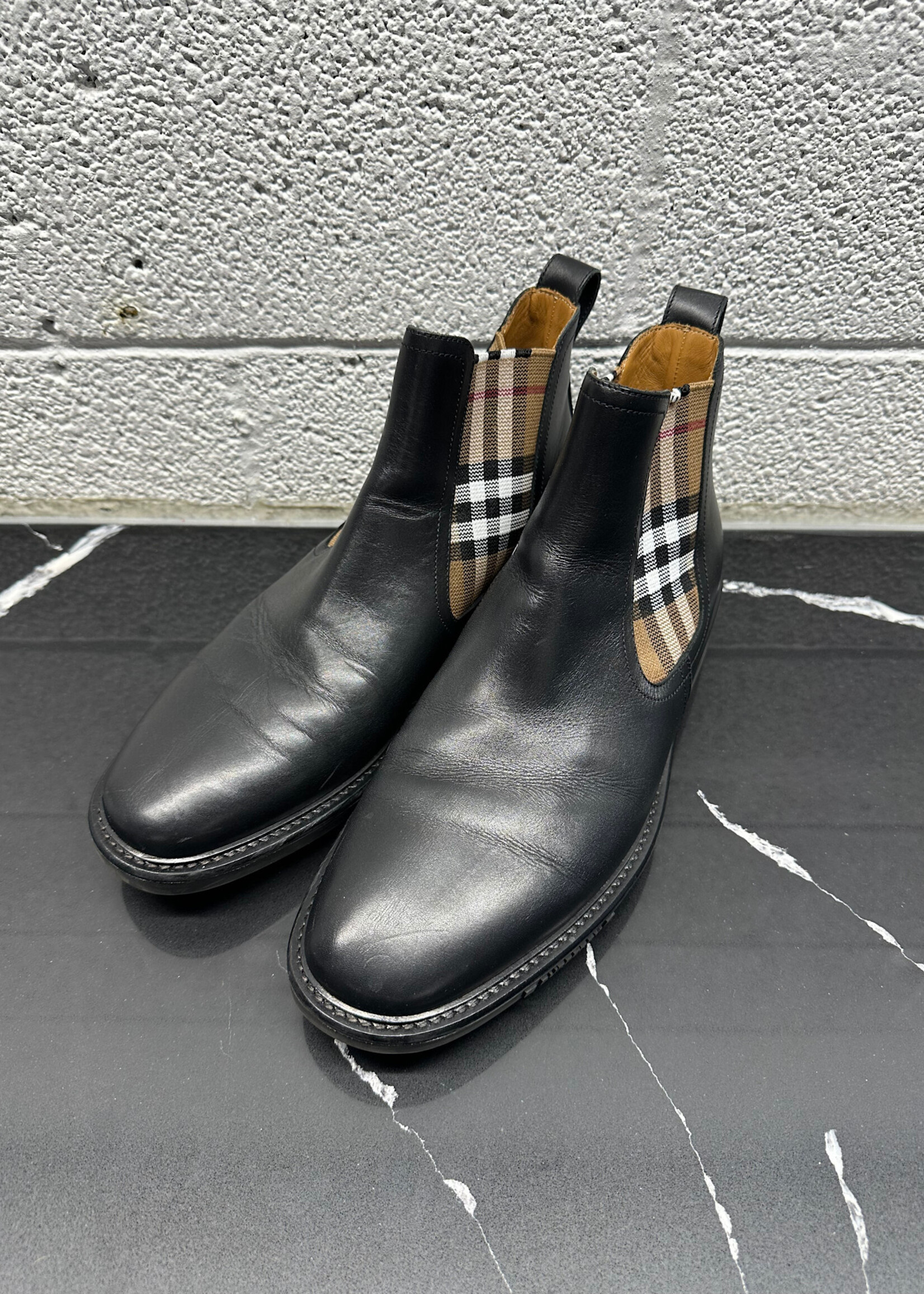 Burberry Pembroke Checked Ankle Boot 8.5 Masc