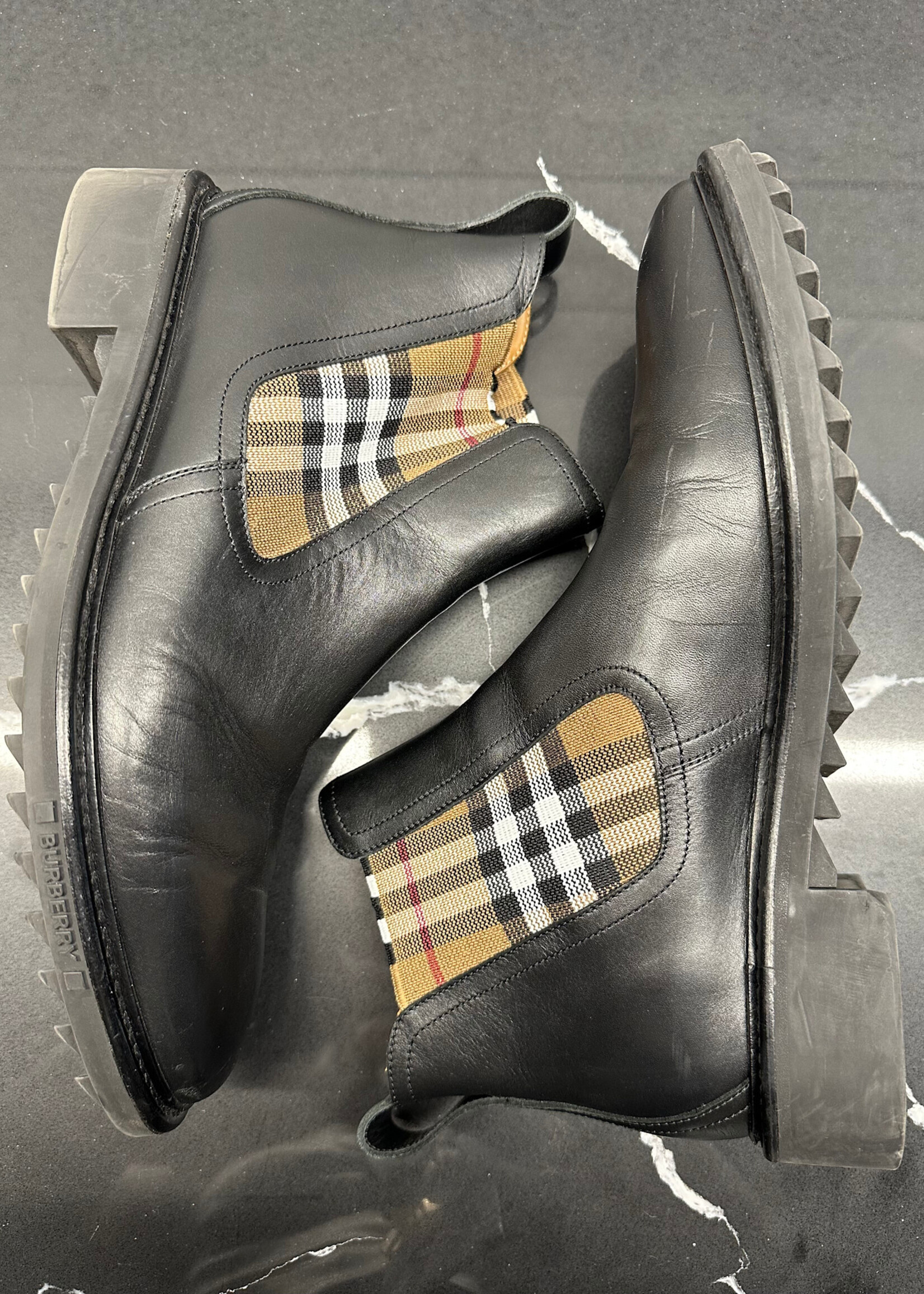 Burberry Pembroke Checked Ankle Boot 8.5 Masc