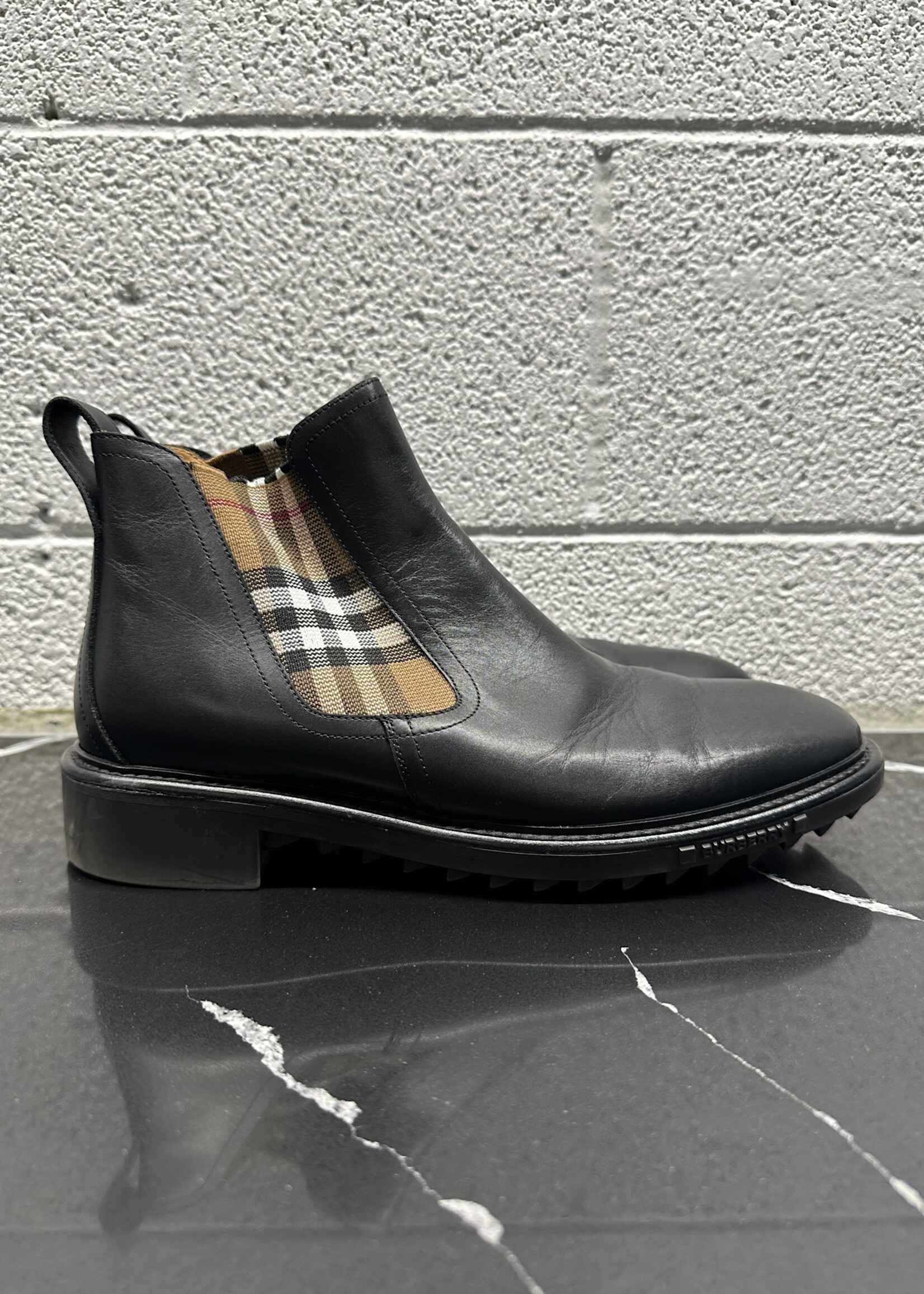 Burberry Pembroke Checked Ankle Boot 8.5 Masc
