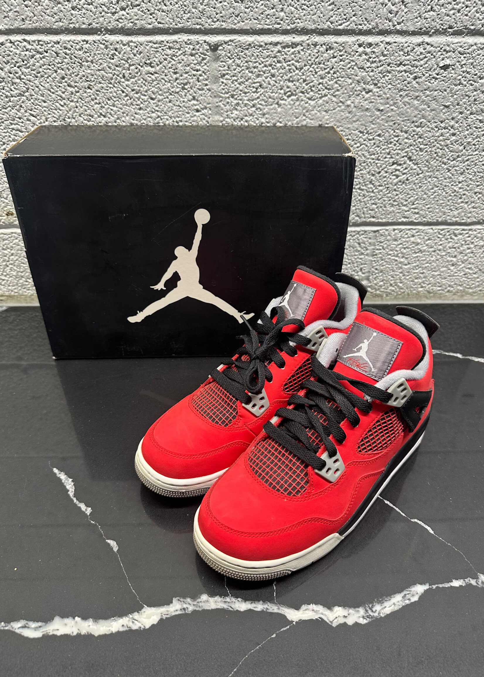 Jordan 4 Toro Fem 8