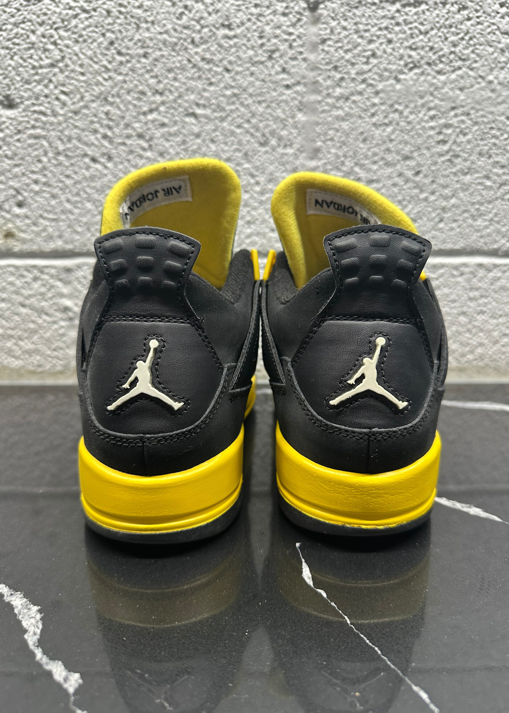 Jordan 4 Thunder Fem 8