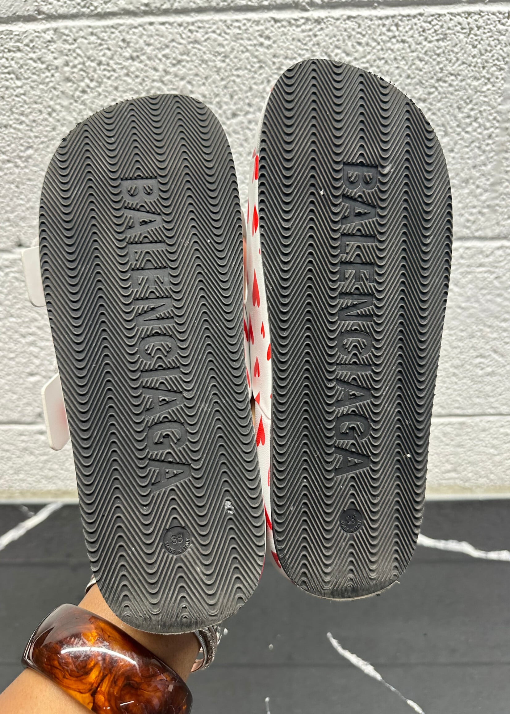 Balenciaga White Red Heart Slides 7.5 Fem AS IS