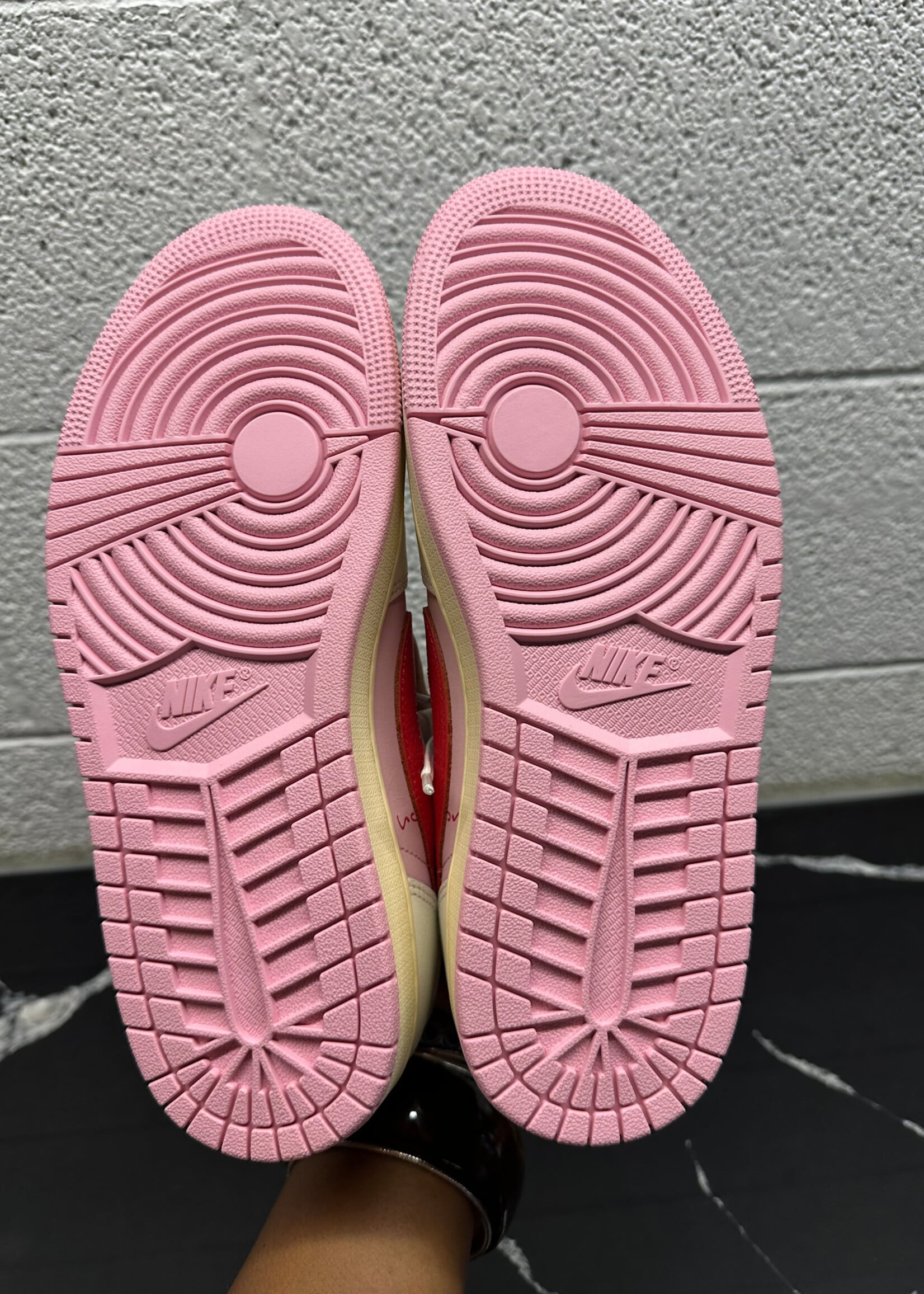 DS Jordan 1 Low Tropical Pink Masc 8