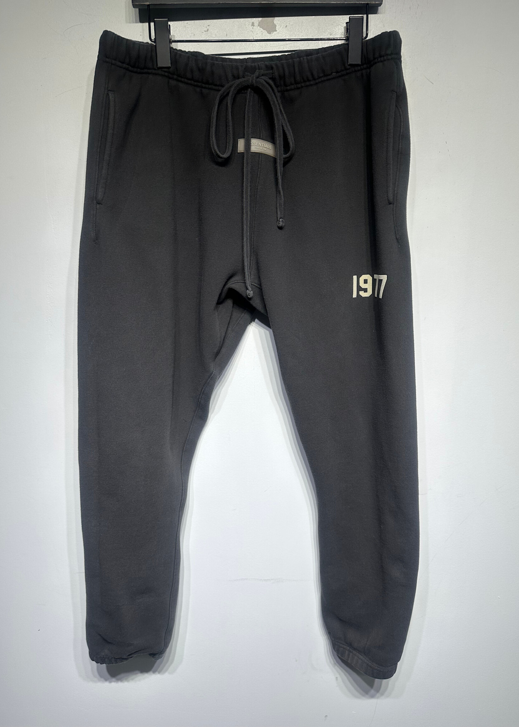 Essentials Charcoal Black Front Logo Short Masc 34
