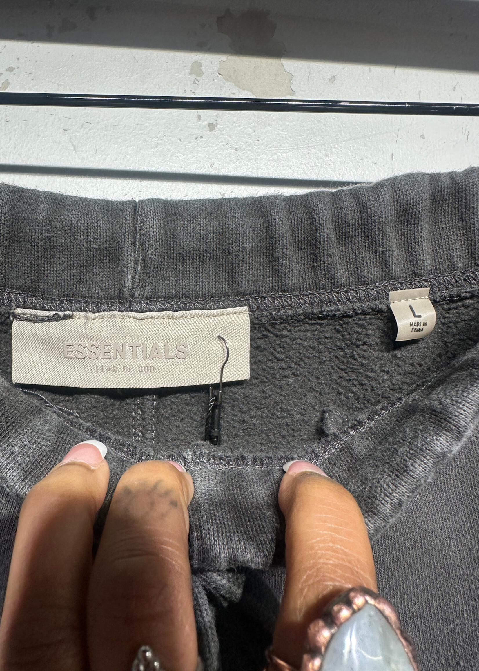 Essentials Charcoal Black Front Logo Short Masc 34