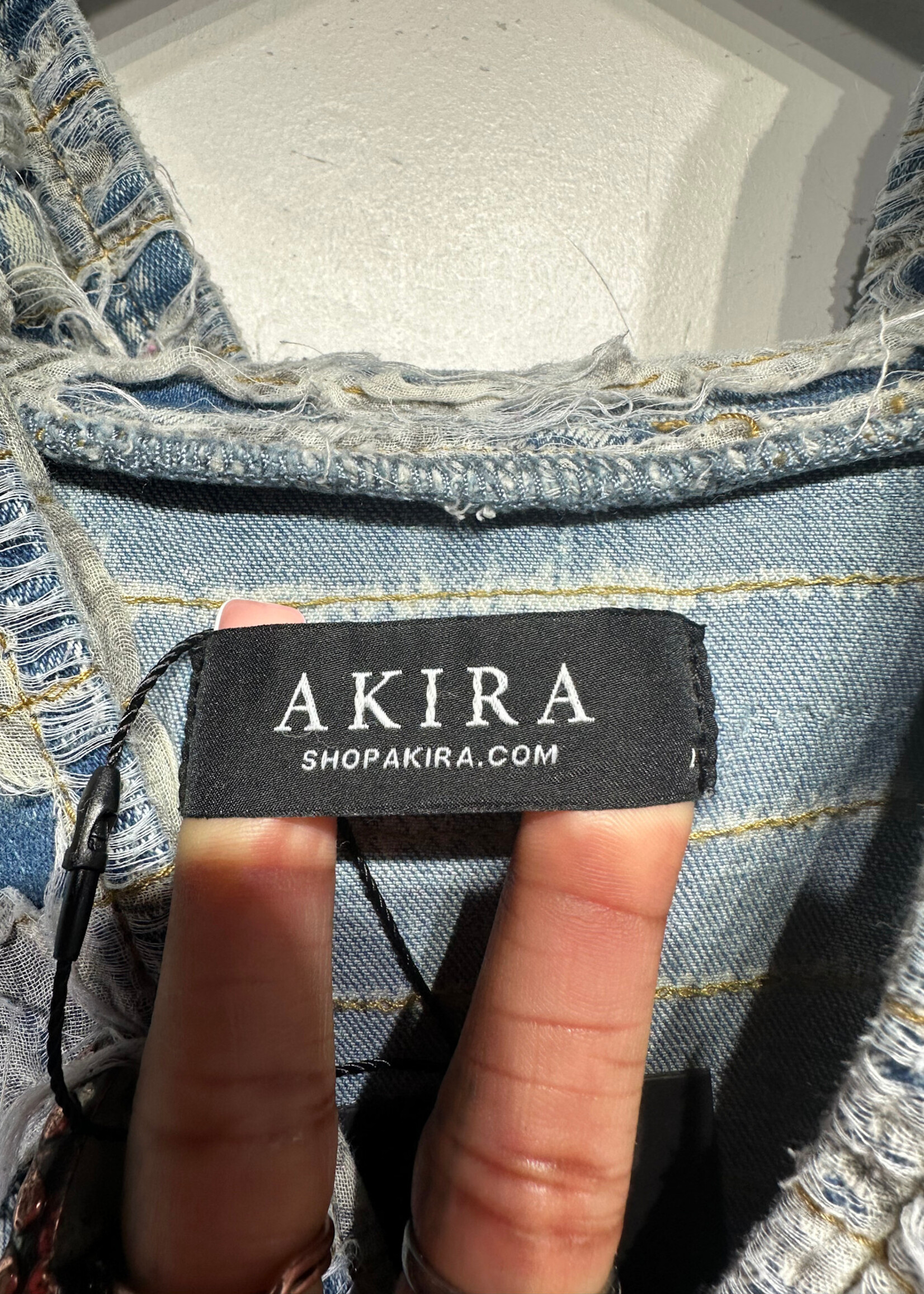 Akira Light Wash Distresseed Jacket L Fem