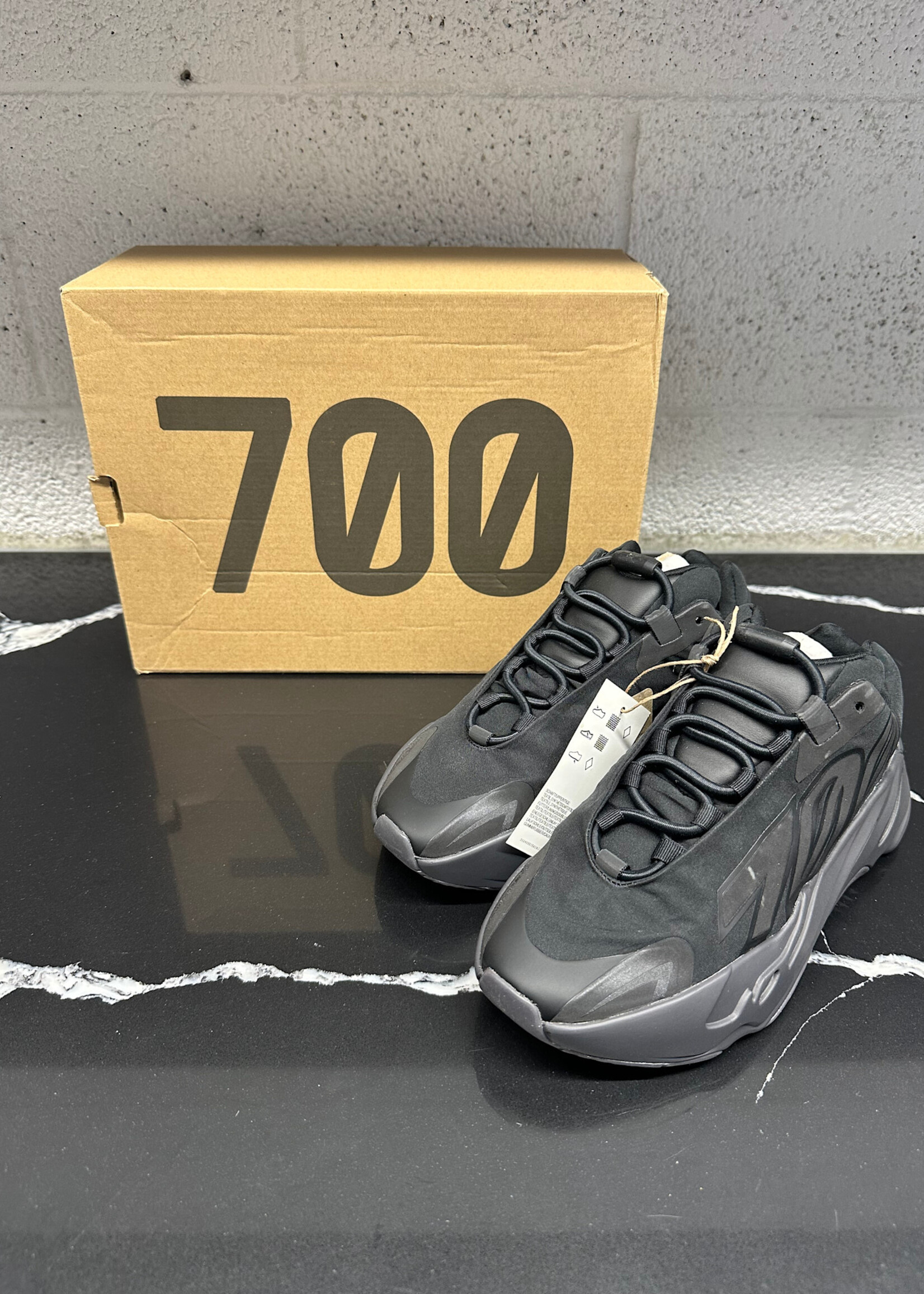 Yeezy 700 MNVM Tripple Black Sneaker 5.5 Fem