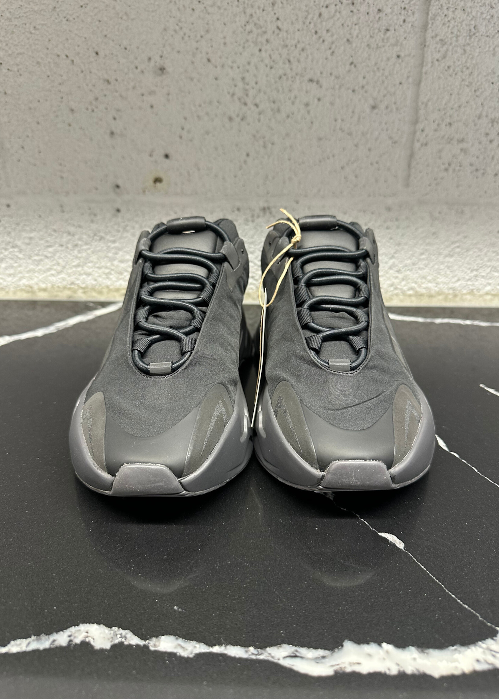 Yeezy 700 MNVM Tripple Black Sneaker 5.5 Fem