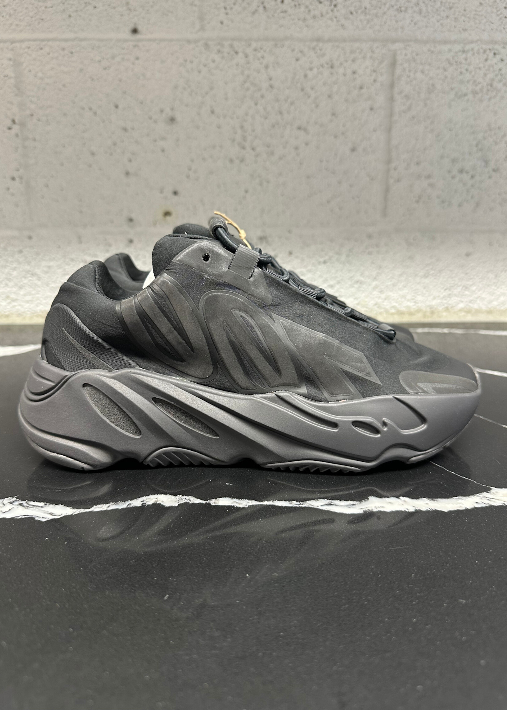 Yeezy 700 MNVM Tripple Black Sneaker 5.5 Fem