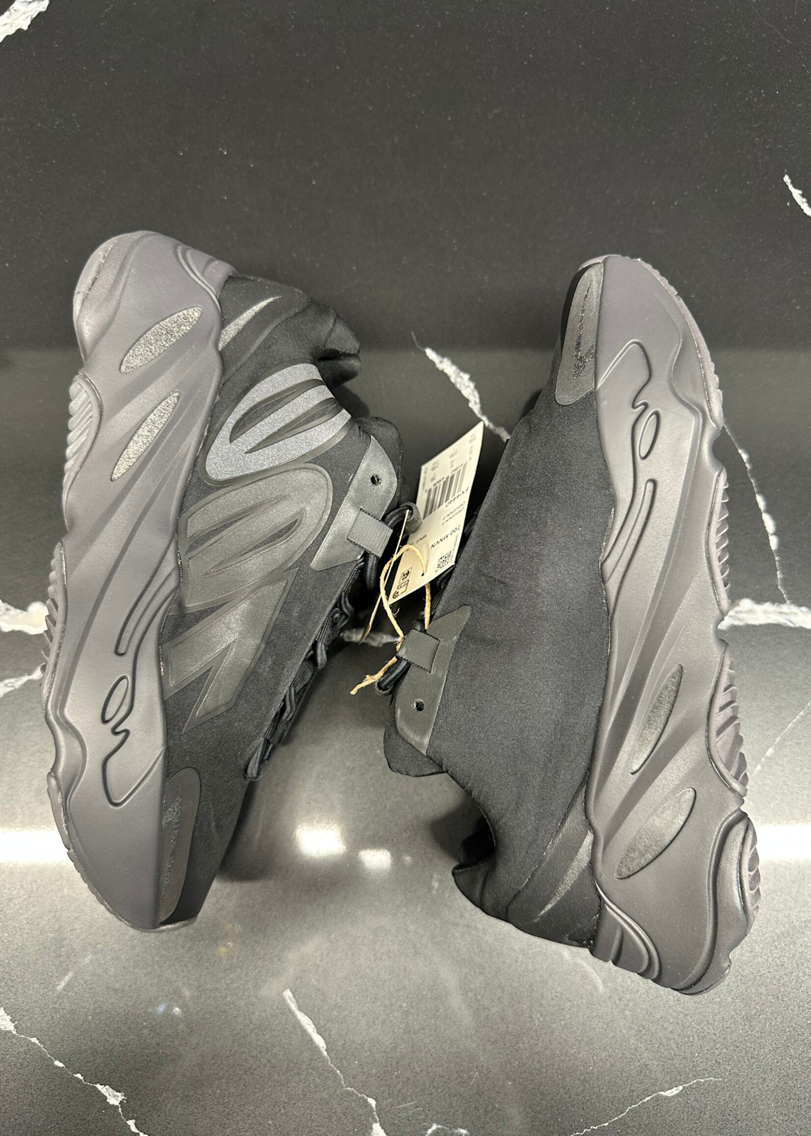 Yeezy 700 MNVM Tripple Black Sneaker 5.5 Fem