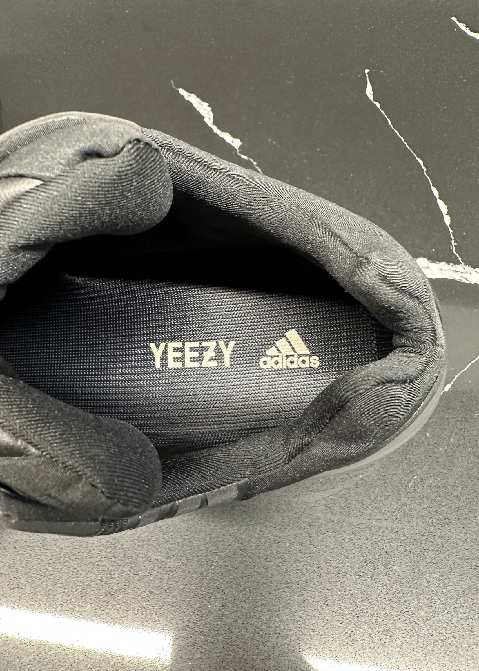 Yeezy 700 MNVM Tripple Black Sneaker 5.5 Fem