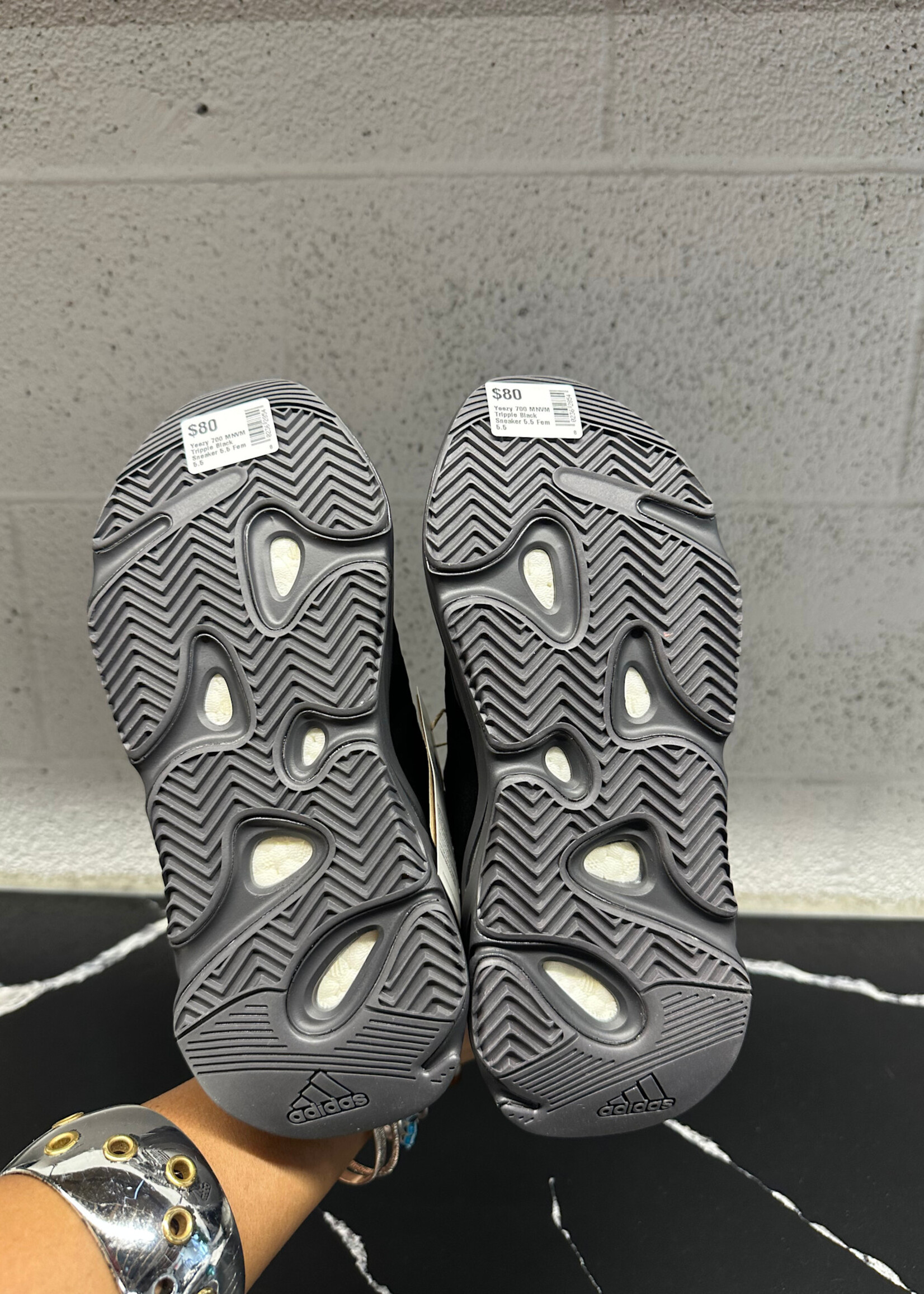Yeezy 700 MNVM Tripple Black Sneaker 5.5 Fem