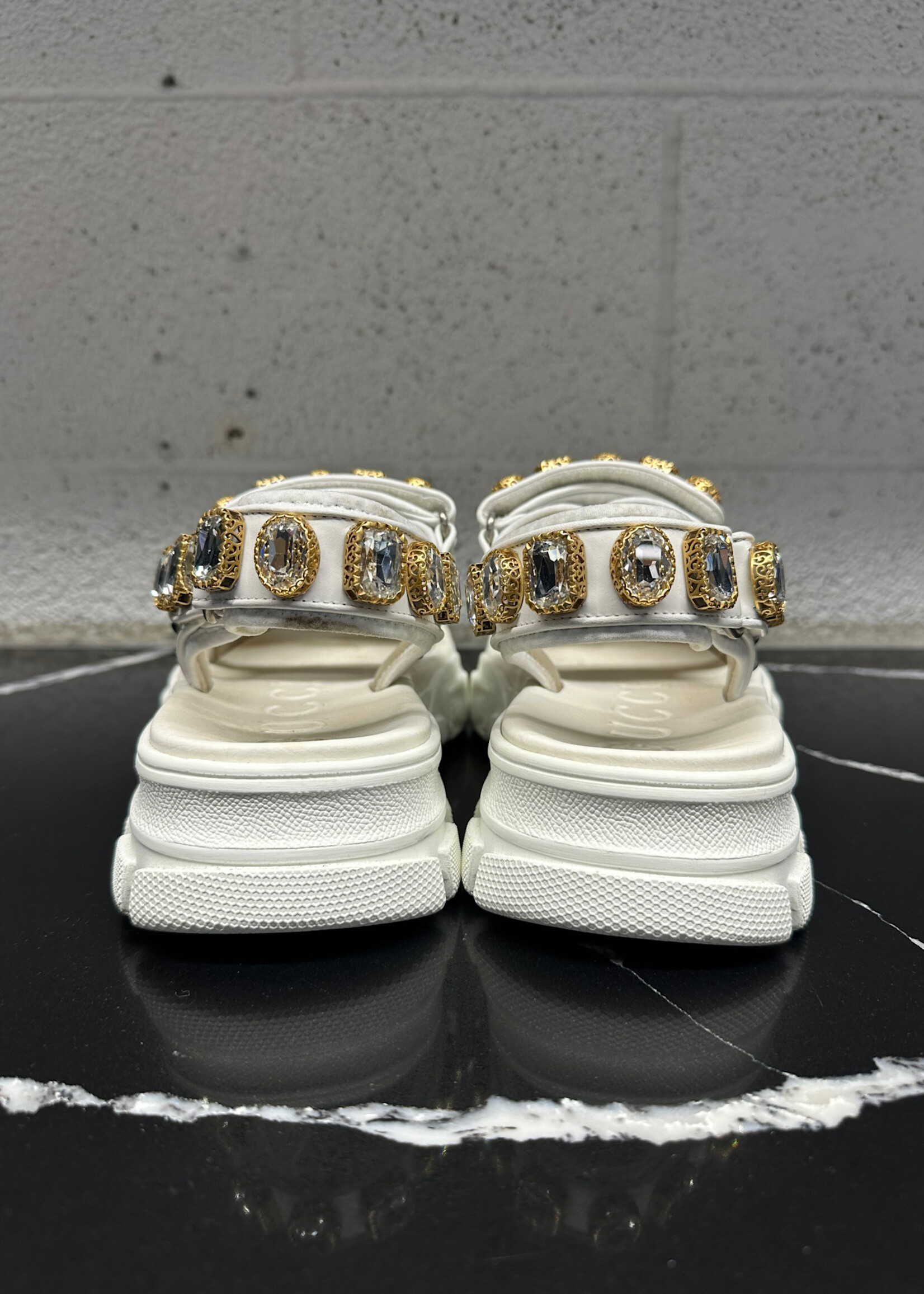 Gucci Aguru Crystal White Sandals 38/7.5 Fem