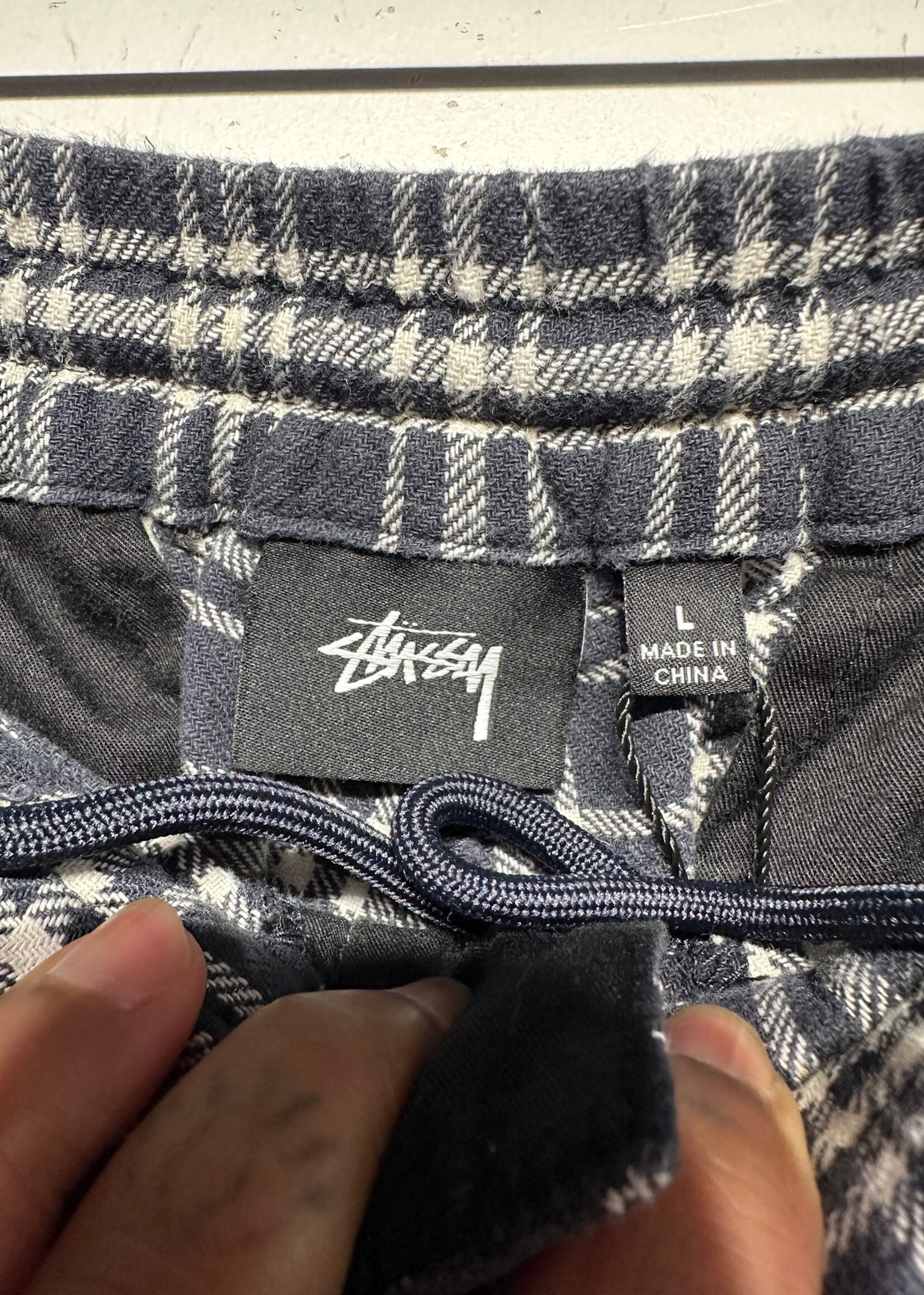 STUSSY NAVY PLAID JAWSTRING SHORTS L/30