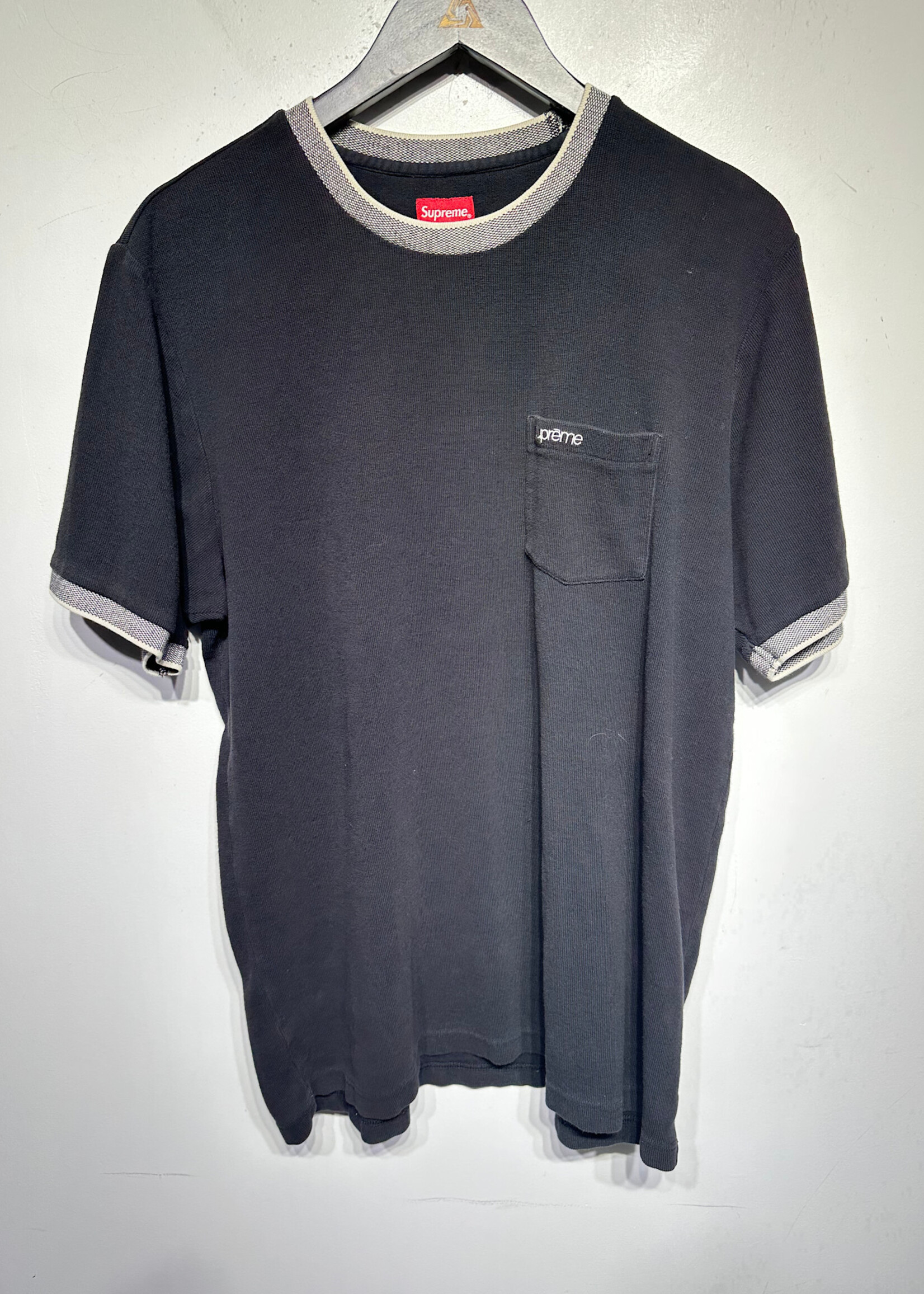 Supreme Black Pocket Tee w Gradient Collar Masc L