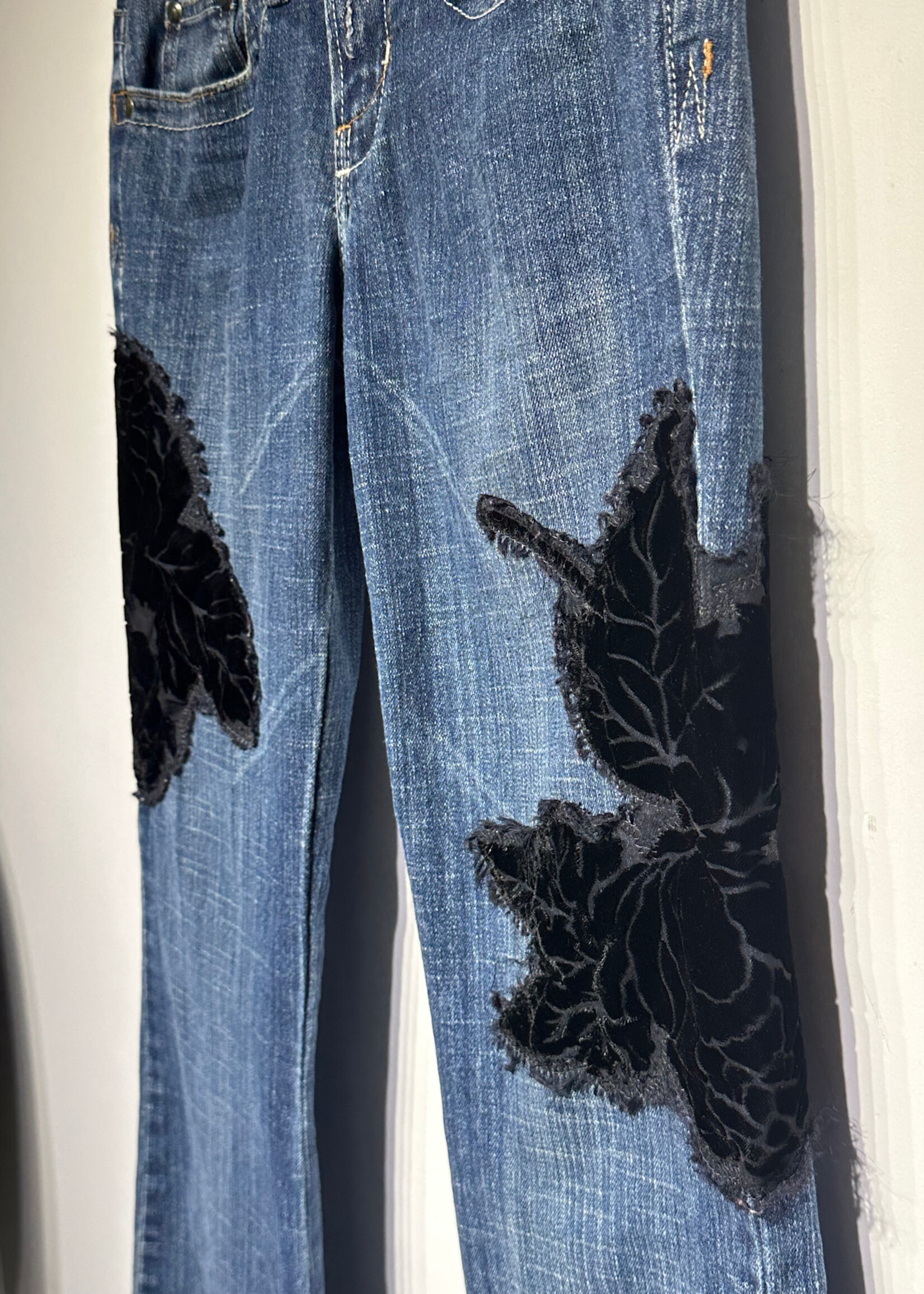 Candies Blue Flare Jeans w Black Floral Details Fem 25