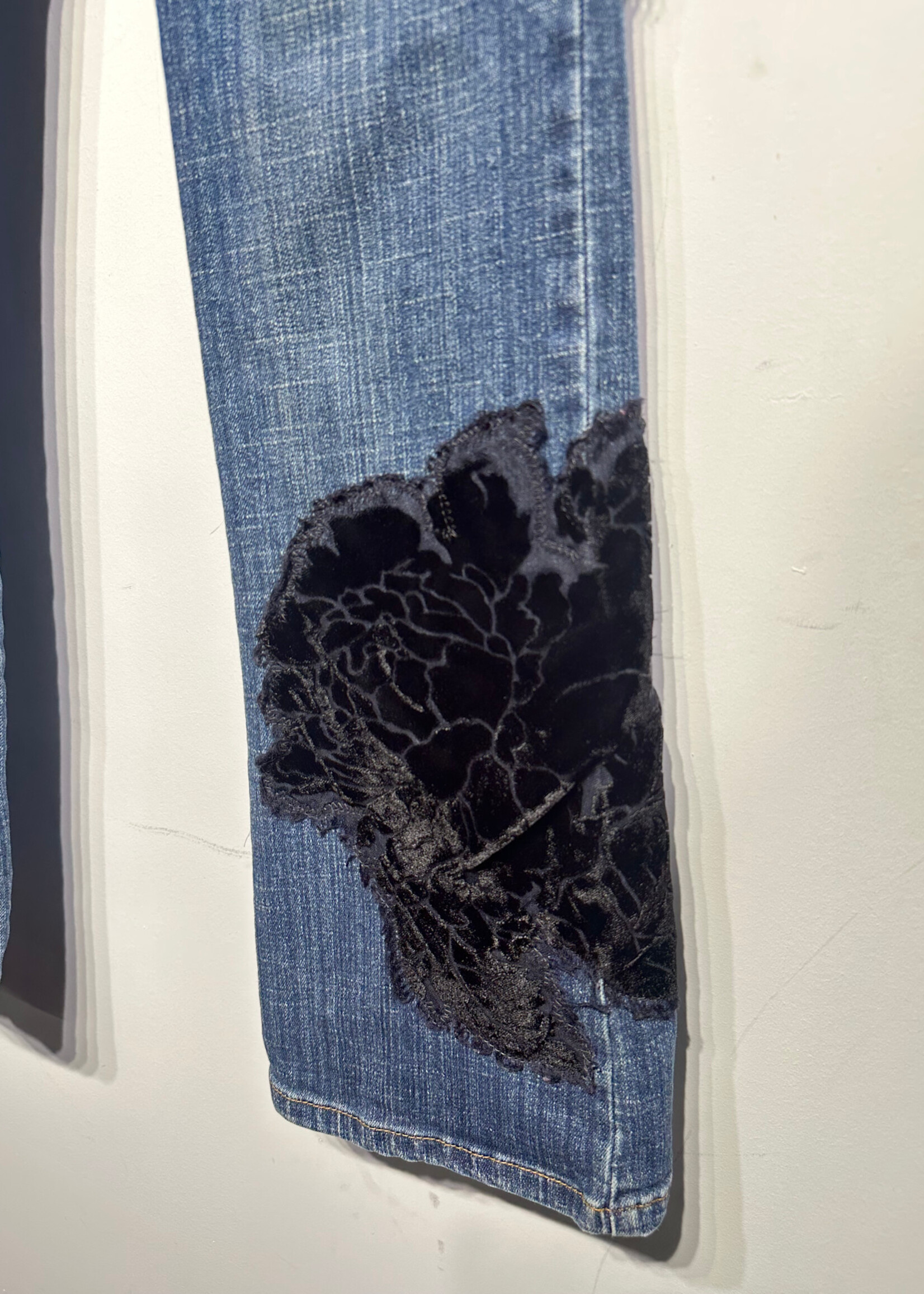Candies Blue Flare Jeans w Black Floral Details Fem 25
