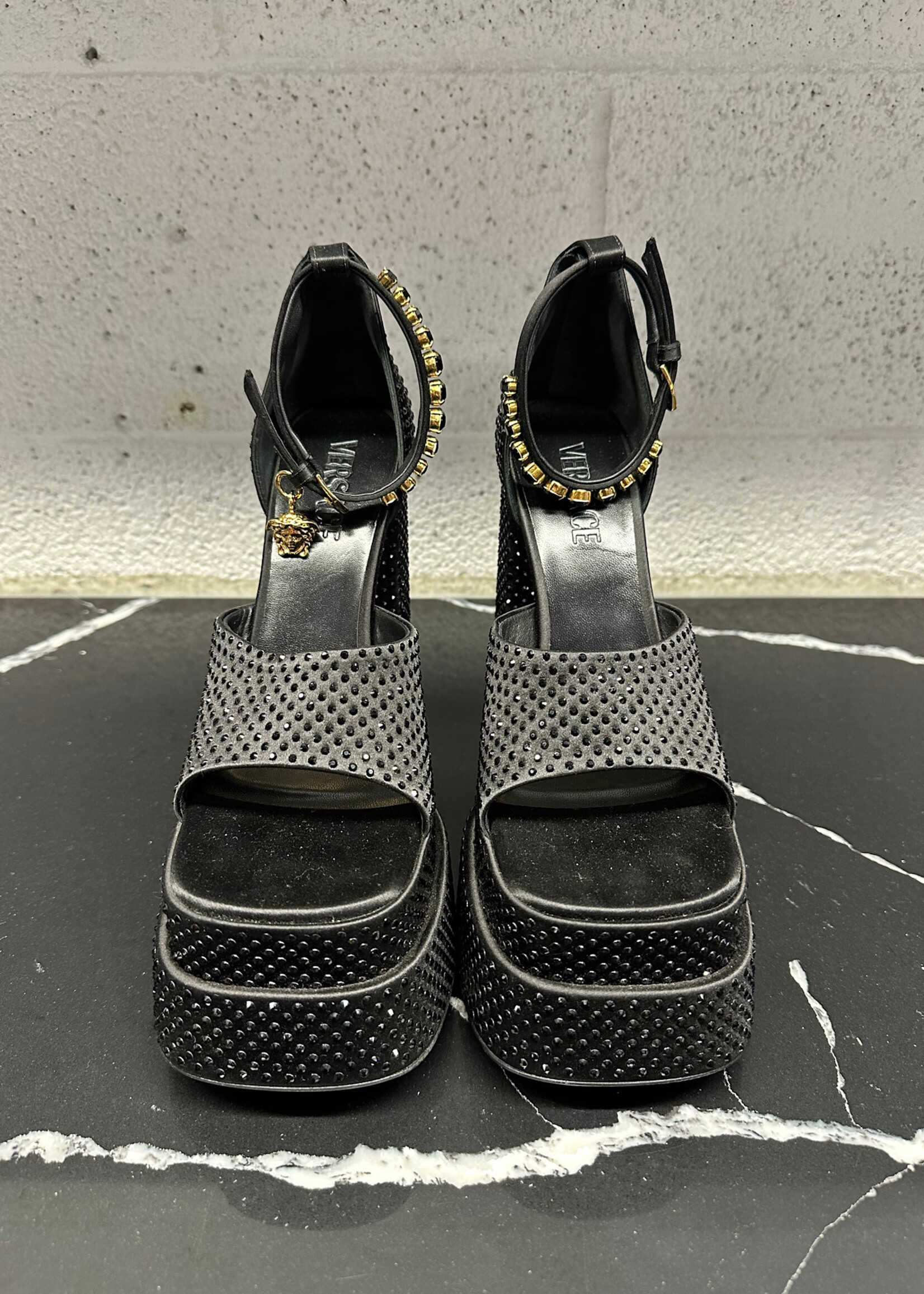 Versace Aevita Rhinestone Platform Pump Heels Fem 9